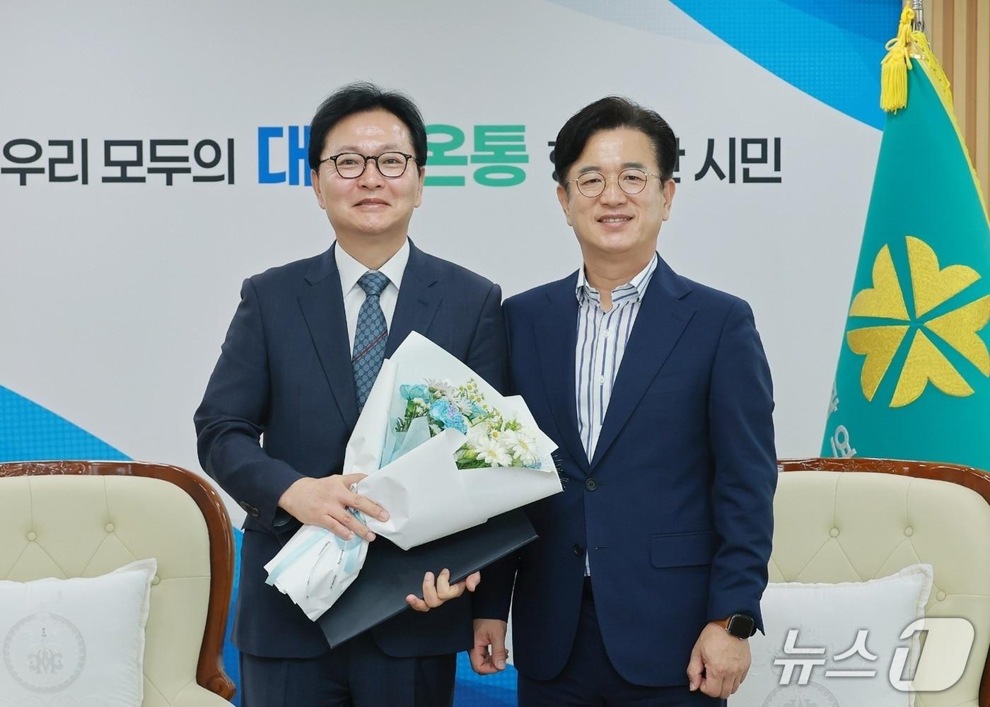 본문 이미지 - 허태정 시장(오른쪽)이 민인홍 대전시 시설관리공단 신임 이사장에게 임명장을 수여했다. (시 제공) / 뉴스1