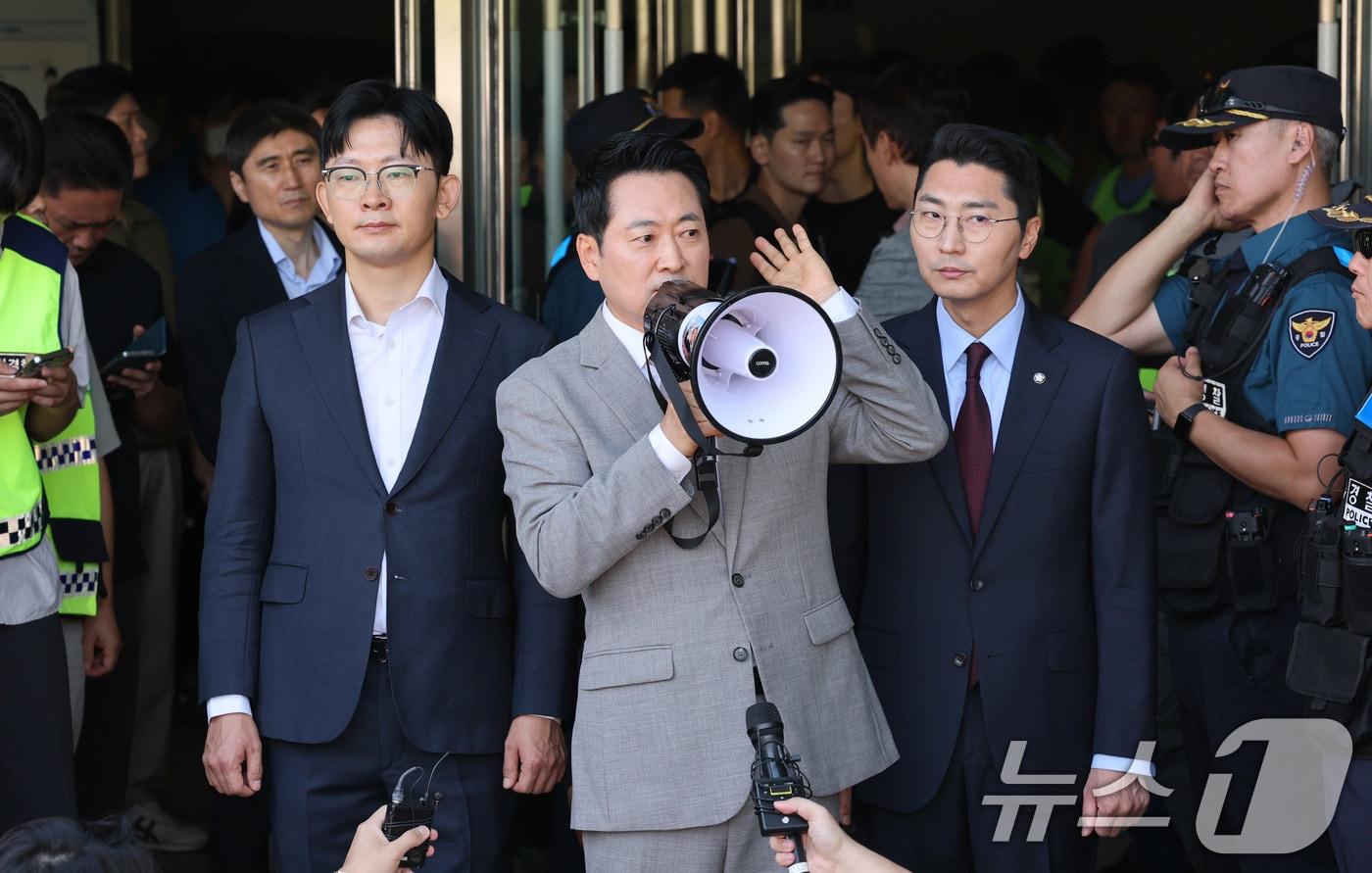 본문 이미지 - 장동혁 국민의힘 대표가 8일 서울 송파구 올림픽공원 핸드볼경기장에서 대한체육회 산하 단체 관계자의 물품 반출 작업을 참관 후 발언 하고 있다. 2026.9.8 ⓒ 뉴스1 박세연 기자