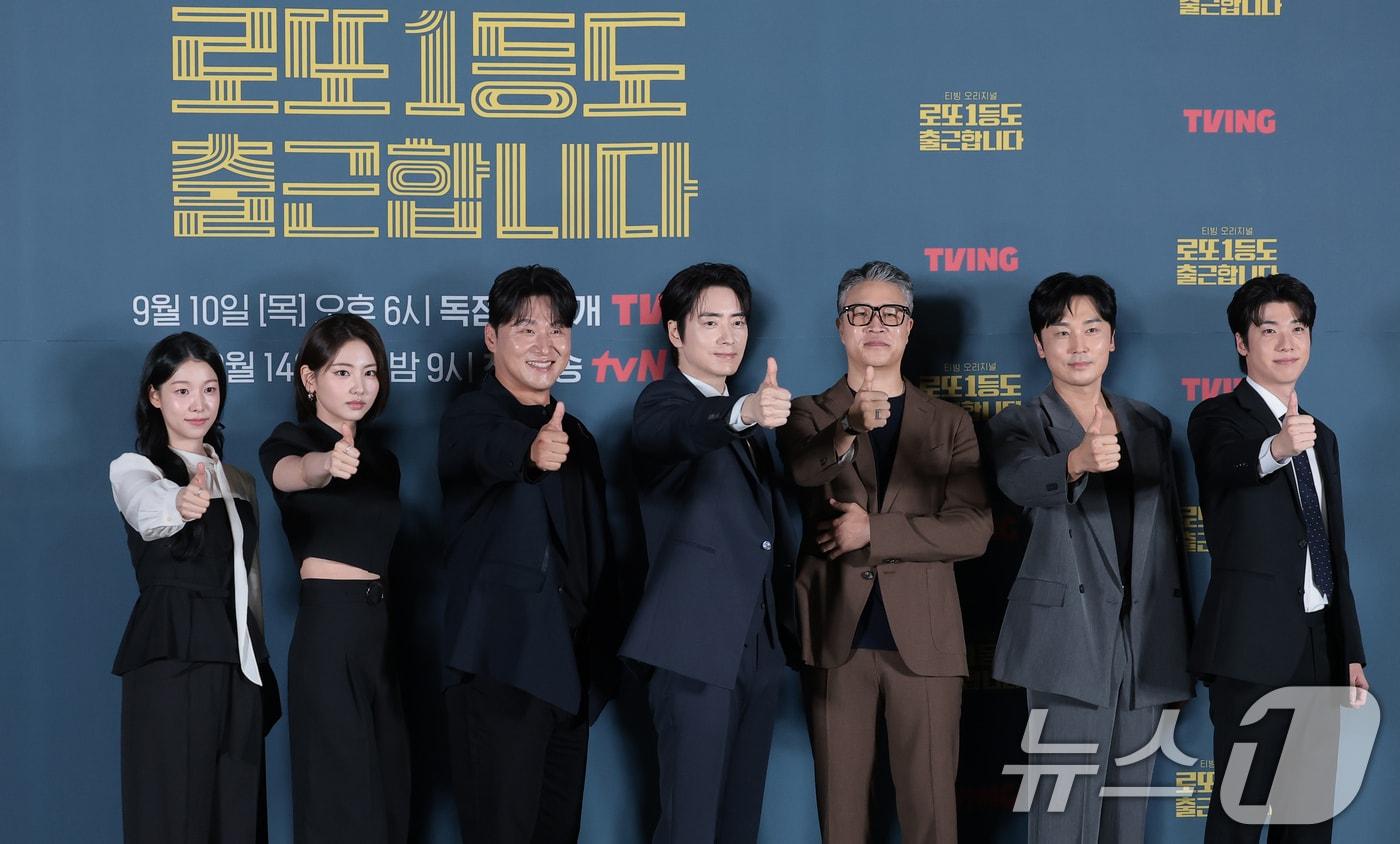 본문 이미지 - 배우 백예인(왼쪽부터)과 하율리, 오대환, 윤영빈 감독, 서현우, 홍진기가 8일 서울 용산구 CGV 용산아이파크몰에서 열린 티빙 오리지널 ‘로또 1등도 출근합니다’(감독 윤영빈) 제작발표회에 참석해 포즈를 취하고 있다. ‘로또 1등도 출근합니다’는 위아래로 치이며 하루하루를 버티던 팀장 공은태(이준혁 분)가 로또 1등에 당첨된 후 사직서 대신 당첨금 13억을 품고 이전과 다른 마음가짐으로 출근하는 K-직장인 오피스 드라마다. 2026.9.8 ⓒ 뉴스1 권현진 기자