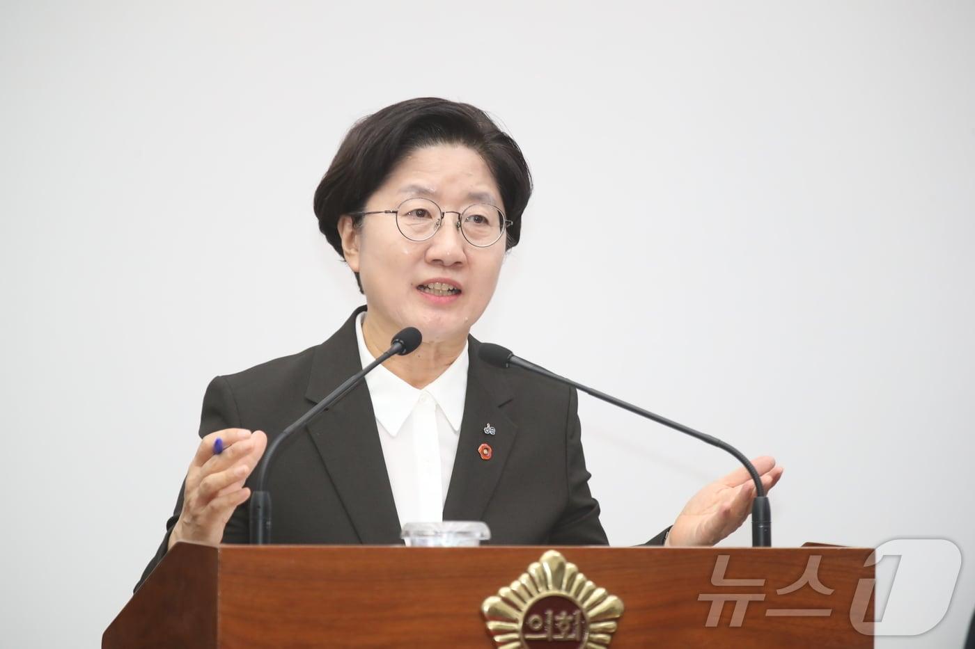 본문 이미지 - 고의숙 제주특별자치도교육감이 8일 오전 제주도의회 본회의장에서 열린 제454회 제주도의회 제1차 정례회 제5차 본회의(교육행정질문)에서 발언하고 있다.(제주도의회 제공, 재판매 및 DB 금지)