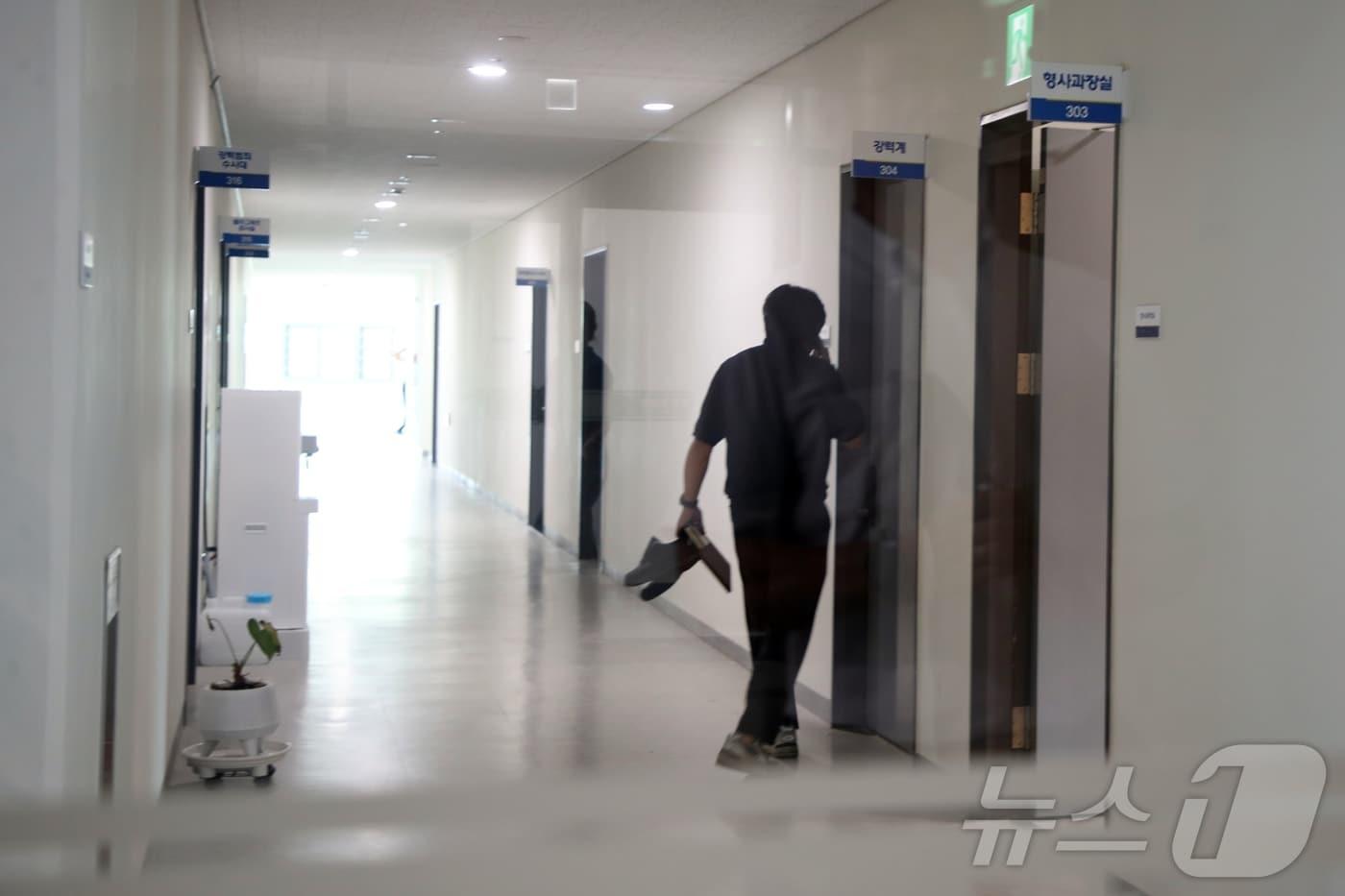 본문 이미지 - 8일 오전 제부지방검찰청이 압수수색 중인 제주경찰청 형사과, 강력계 사무실 입구. 2026.9.8 ⓒ 뉴스1 홍수영 기자