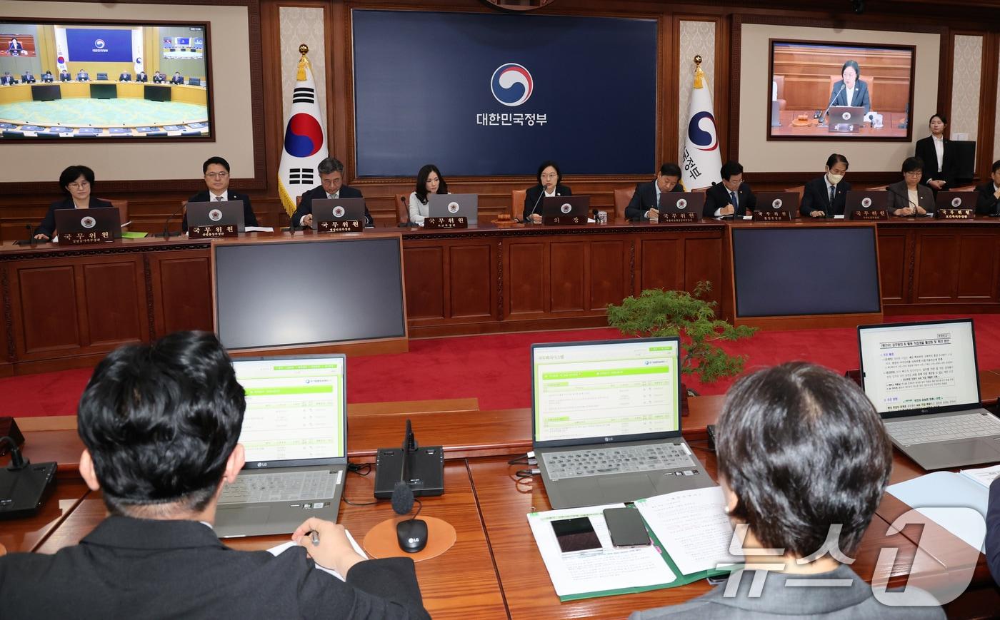 본문 이미지 - 한성숙 국무총리가 8일 서울 종로구 정부서울청사에서 열린 국무회의에서 모두발언하고 있다. ⓒ 뉴스1 이종덕 기자