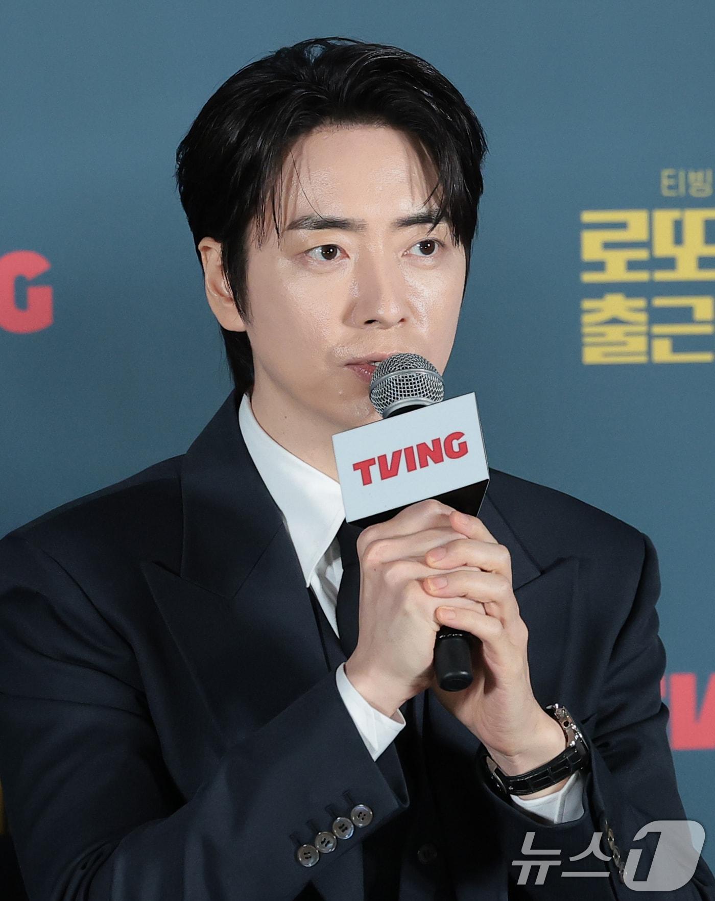 본문 이미지 - 배우 이준혁이 8일 서울 용산구 CGV 용산아이파크몰에서 열린 티빙 오리지널 ‘로또 1등도 출근합니다’(감독 윤영빈) 제작발표회에 참석해 인사말을 하고 있다. ‘로또 1등도 출근합니다’는 위아래로 치이며 하루하루를 버티던 팀장 공은태(이준혁 분)가 로또 1등에 당첨된 후 사직서 대신 당첨금 13억을 품고 이전과 다른 마음가짐으로 출근하는 K-직장인 오피스 드라마다. ⓒ 뉴스1 권현진 기자