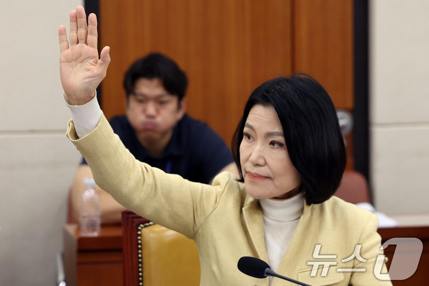 본문 이미지 - 이진숙 국민의힘 의원이 8일 서울 여의도 국회에서 열린 과학기술정보방송통신위원회 전체회의에서 발언권을 신청하고 있다. 2026.9.8 ⓒ 뉴스1 황기선 기자