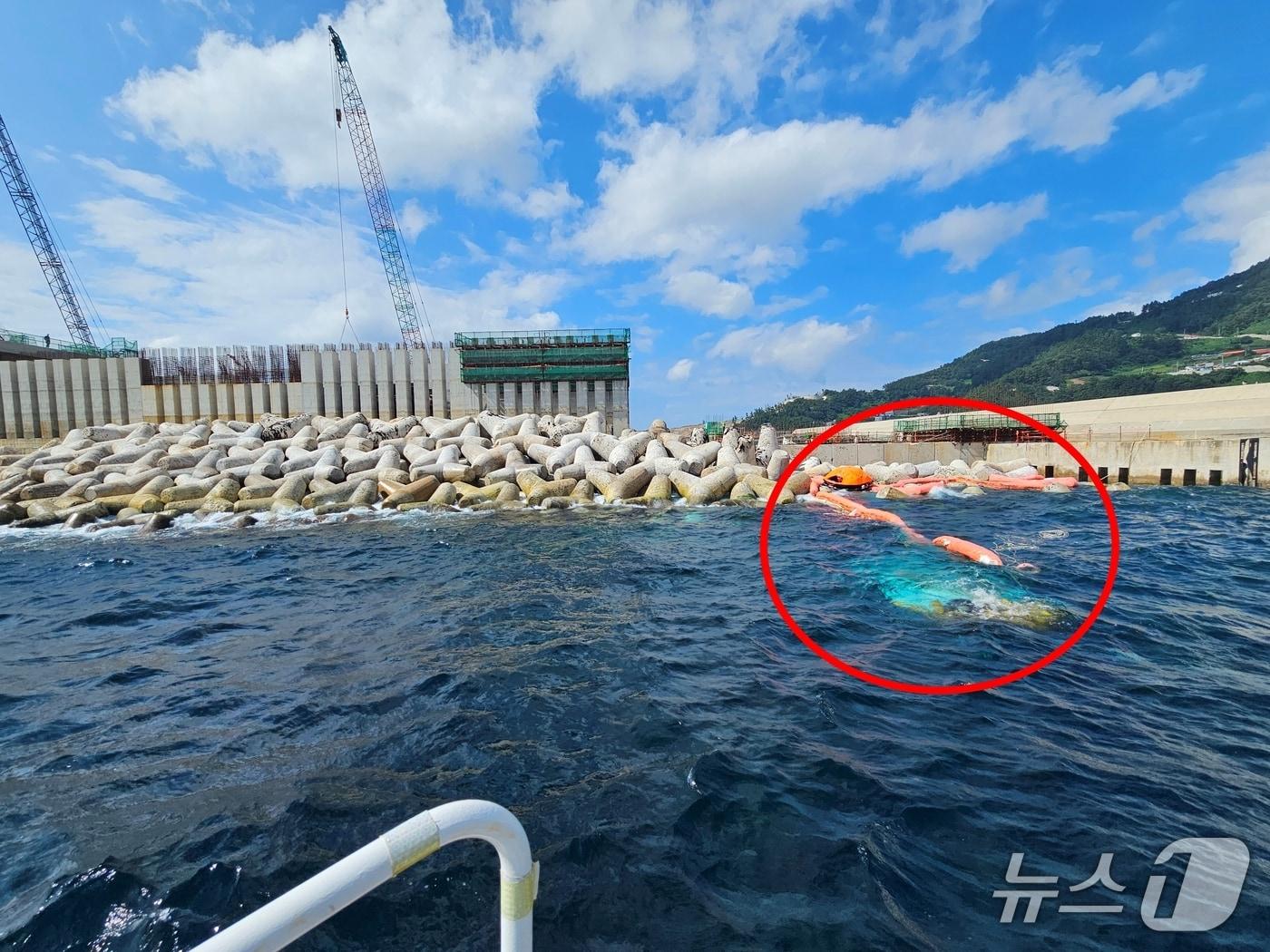 본문 이미지 - 8일 경북 울릉군 사동항 해상 통선 침몰 현장.(동해해경 제공, 재판매 및 DB 금지) 2026.9.8/뉴스1