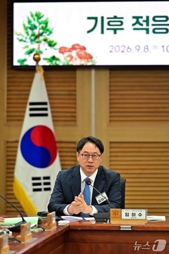 본문 이미지 - 임하수 산림청 차장이 8일 국회의원회관 제1세미나실에서 ‘기후적응을 위한 소나무 관리’ 국회토론회를 주재하고 있다. (산림청 제공. 재판매 및 DB금지) /뉴스1