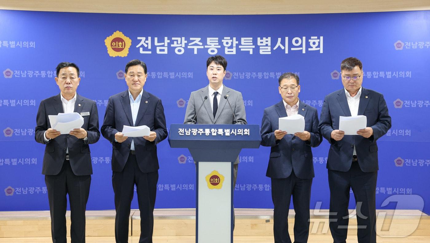 본문 이미지 - 전남광주특별시의회 여수권 의원들이 8일 시의회 전남청사 브리핑룸에서 기자회견을 갖고 여수 석유화학산업 관련 기자회견을 하고 있다.(시의회 제공. 재배포 및 DB 금지)