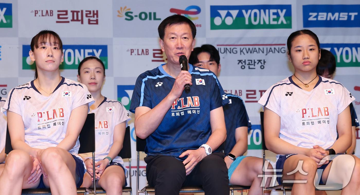 본문 이미지 - 배드민턴 국가대표팀 박주봉 감독이 8일 진천 국가대표 선수촌에서 열린 2026 아이치·나고야 아시안게임 대한배드민턴협회 미디어데이에서 취재진 질의에 답변하고 있다. 왼쪽부터 이소희, 박 감독, 안세영. 2026.9.8 ⓒ 뉴스1 김민지 기자