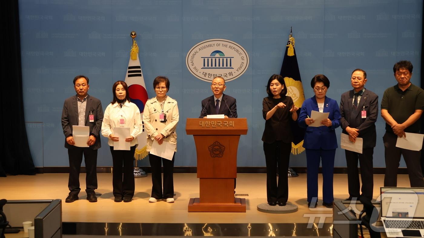 본문 이미지 - 김문수 의원은 8일 국회 소통관에서 순천시민혁신연대와 기자회견을 열고 정부를 향해 순천대 의대 설립 후속 절차를 신속히 추진하라고 촉구하고 있다. (김문수 의원실 제공. 재판매 및 DB금지)