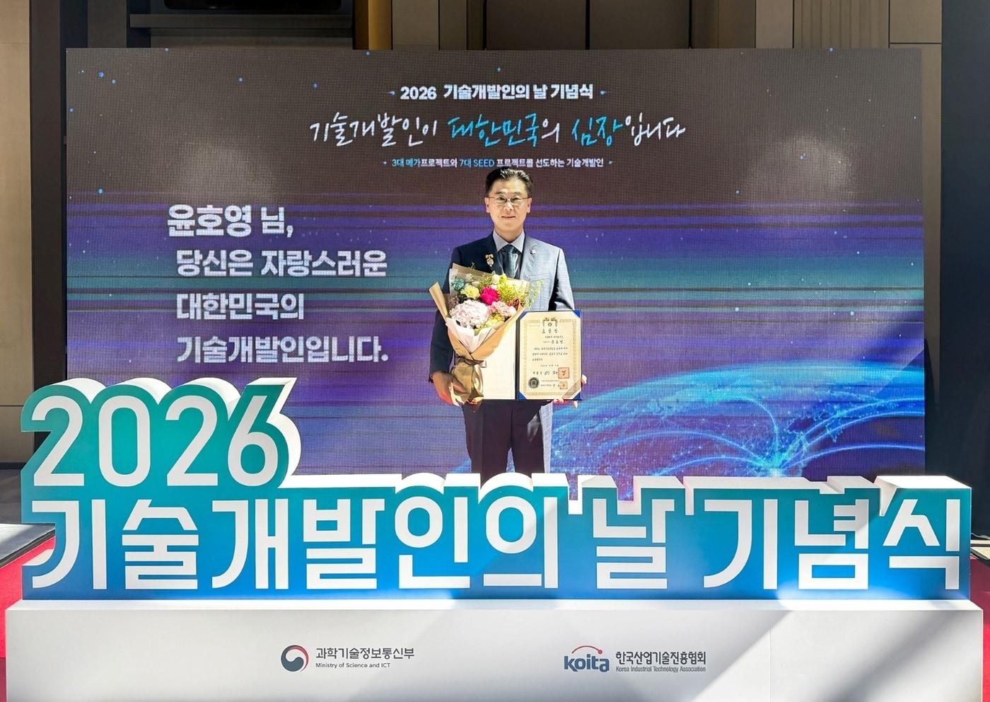 본문 이미지 - 7일 기술개발인의 날 기념식에서 대통령 표창을 받은 윤호영 큐리오시스 대표이사. (큐리오시스 제공)