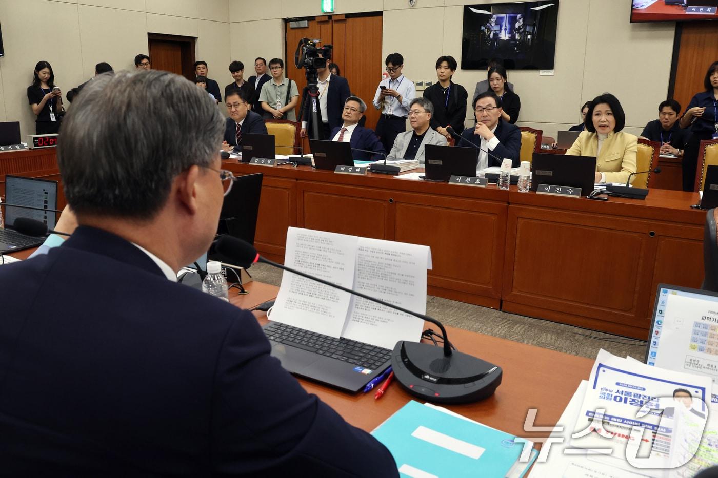 본문 이미지 - 이진숙 국민의힘 의원이 8일 서울 여의도 국회에서 열린 과학기술정보방송통신위원회 전체회의에서 '본인 관련 안건에 대한 발언 및 표결 회피 촉구 결의안'이 추가 상정 전 여당 의원들과 언쟁을 벌이고 있다. 2026.9.8 ⓒ 뉴스1 황기선 기자