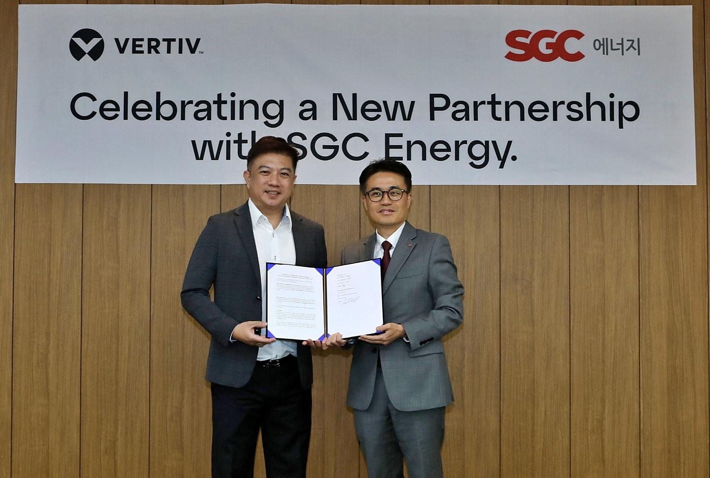 본문 이미지 - SGC에너지가 글로벌 디지털 인프라 기업 버티브 홀딩스(Vertiv Holdings)와 AI 데이터센터 사업 관련 업무협약(MOU)을 체결했다고 8일 밝혔다. 황세훈 SGC에너지 상무(오른쪽)와 조던 코 Vertiv Asia 엔터프라이즈 세일즈 및 이머징 마켓 담당 시니어 디렉터(왼쪽)가 AI 데이터센터 사업에 대한 MOU 체결 후, 기념촬영을 하고 있다. (SGC에너지 제공)