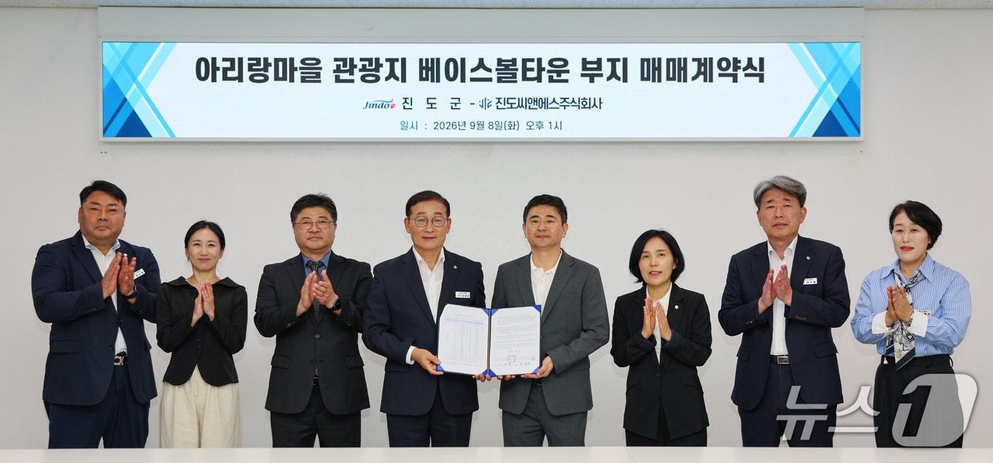 본문 이미지 - 이재각 군수(왼쪽에서 네번째)와 김성진 진도씨앤에스 대표 등 체결식 참석자들이 기념사진을 찍고 있다.(진도군 제공, 재판매 및 DB 금지)/뉴스1 