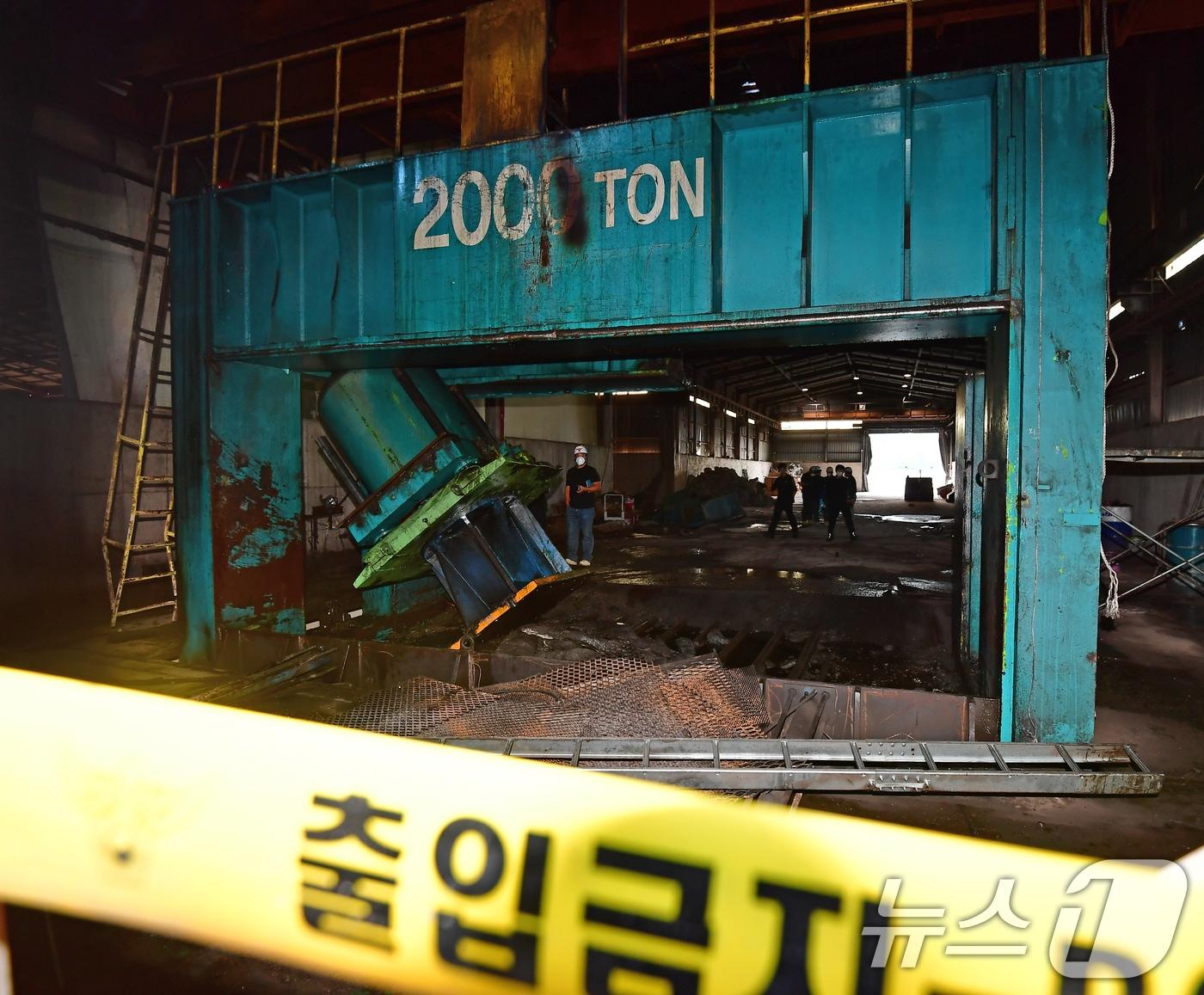 본문 이미지 - 8일 오전 11시 27분쯤 경북 경주시 강동면의 폐기물처리업체에서 산소용접기로 유압실린더 분해 작업을 하던 중 불이 나 60대 근로자 1명이 숨지고 2명이 크게 다쳐 병원으로 이송됐다. 경찰과 노동부 관계자가 사고 현장에서 조사를 벌이고 있다. 2026.9.8 ⓒ 뉴스1 최창호 기자