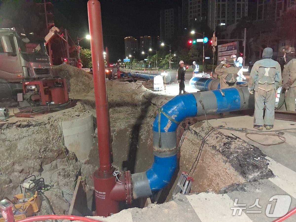 본문 이미지 - 지난 5일부터 진행된 예천주공 2단지 앞 사거리 누수 복구 작업 모습(서산시 제공. 재판매 및 DB금지)