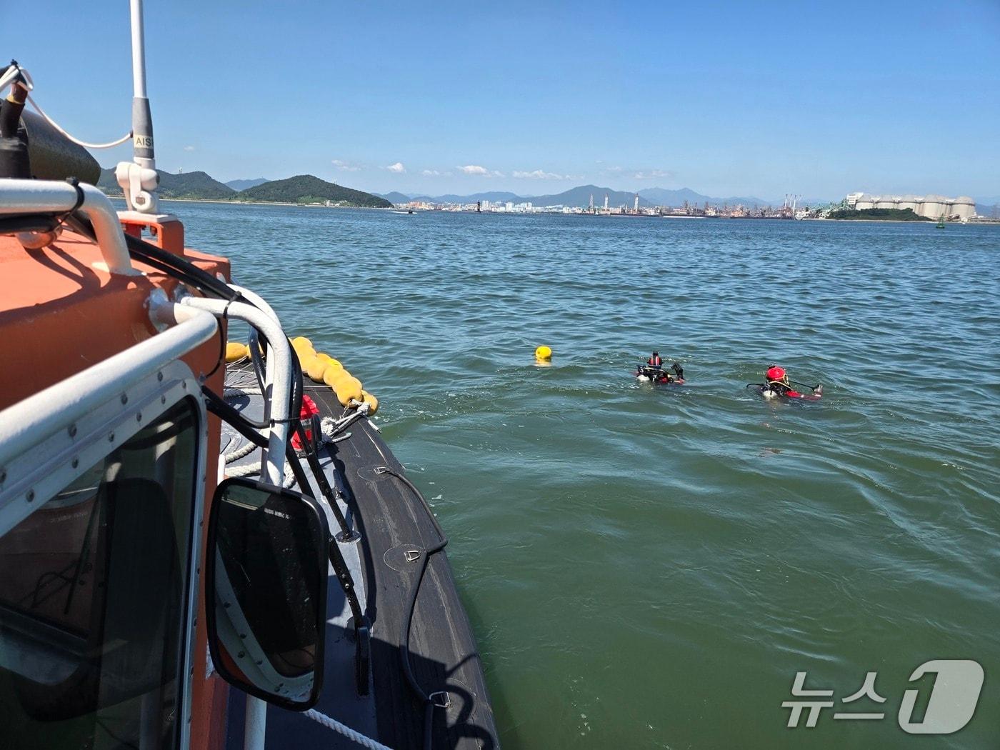 본문 이미지 - 8일 오전 11시 30분쯤 전남광주 여수시 묘도 해상에서 작업중인 잠수부가 올라오지 않는다는 신고가 접수돼 해경이 구조 작업을 벌이고 있다. (여수해경 제공. 재판매 및 DB금지)