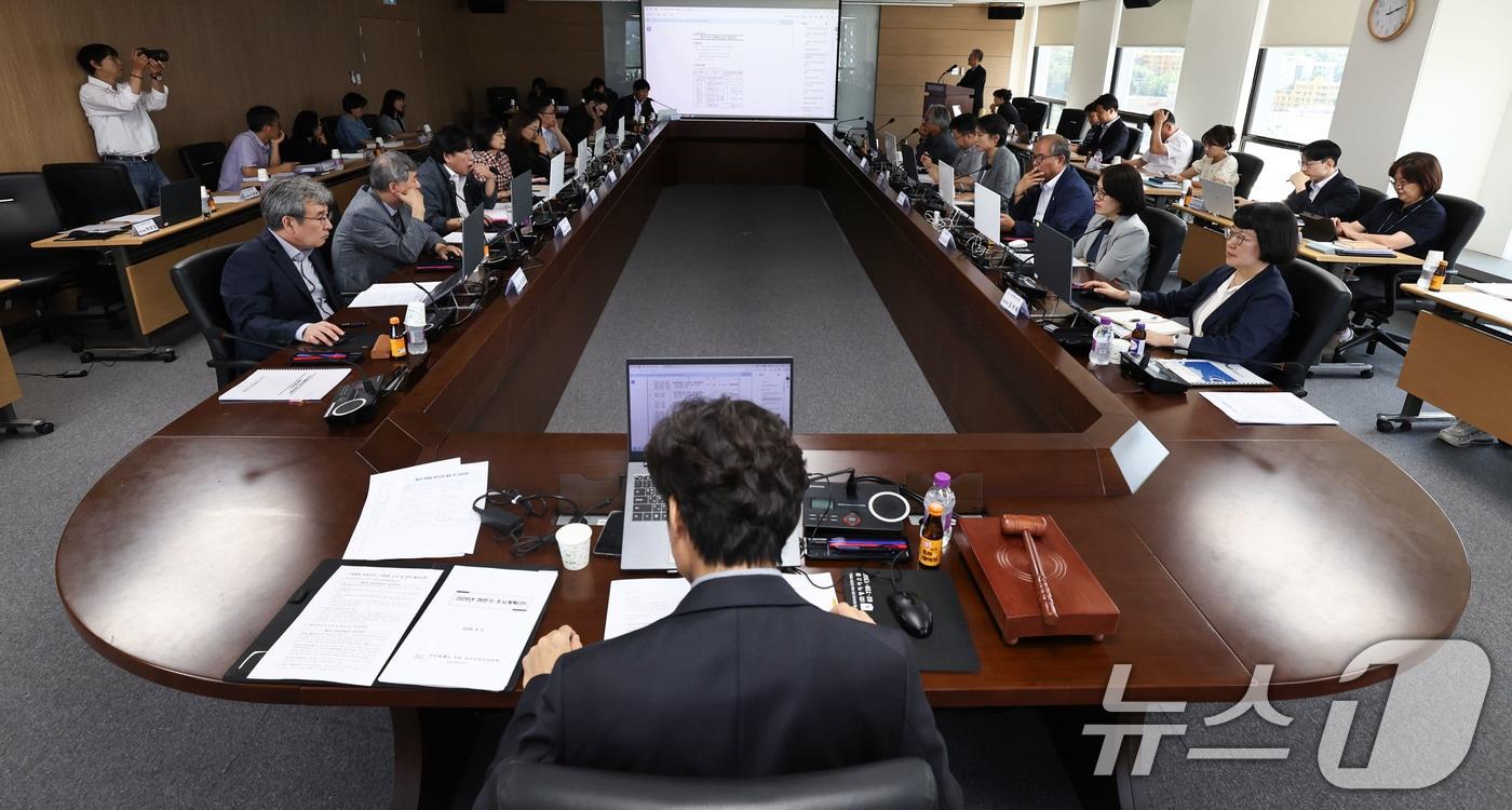본문 이미지 - 송상교 진실·화해를 위한 과거사정리위원회 위원장이 8일 진실화해위 대회의실에서 제4차 위원회를 주재하고 있다. 2026.9.8 ⓒ 뉴스1 이종수 기자