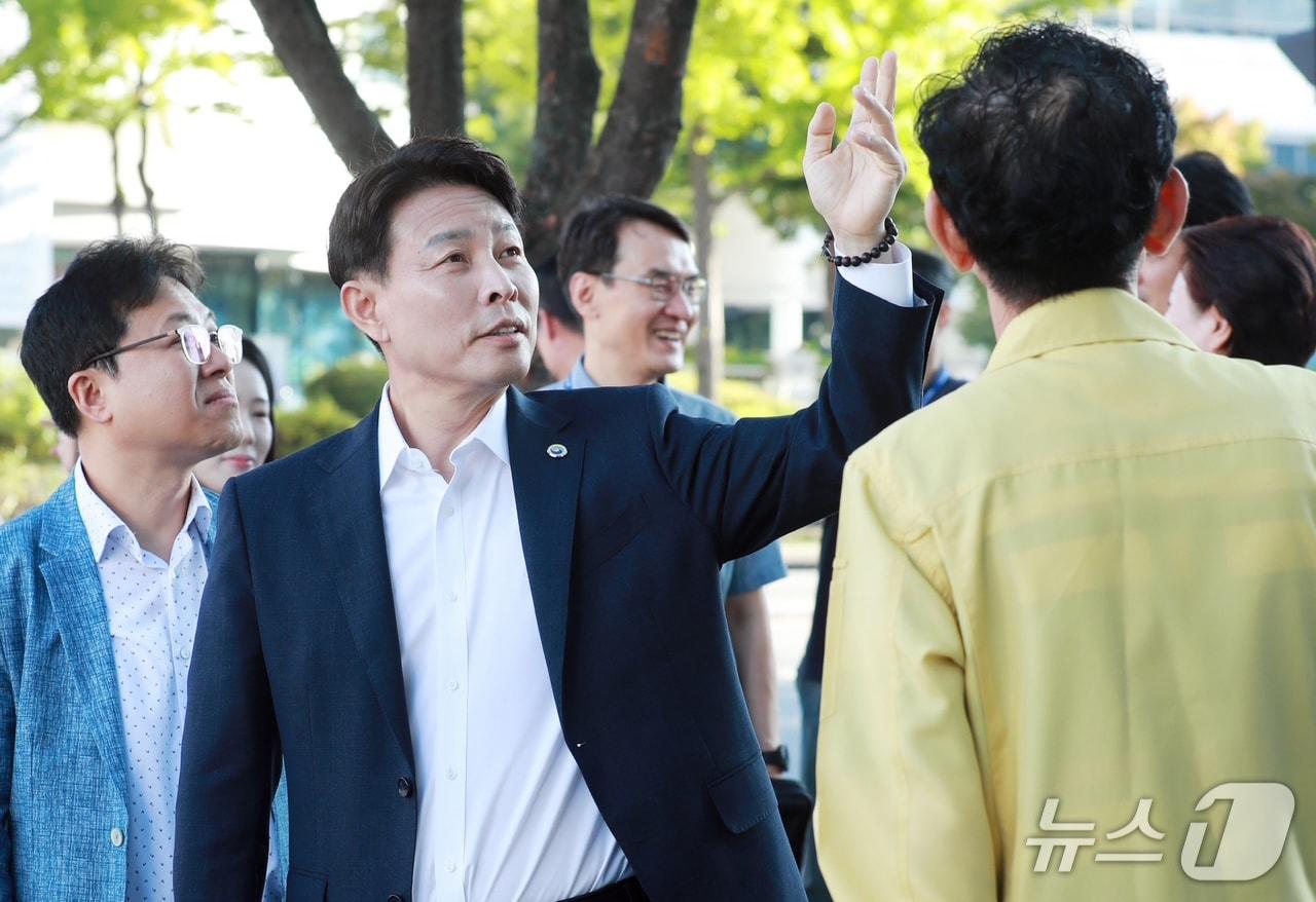 본문 이미지 - 전문학 서구청장이 현장을 점검하고 있다.(서구 제공. 재판매 및 DB금지)