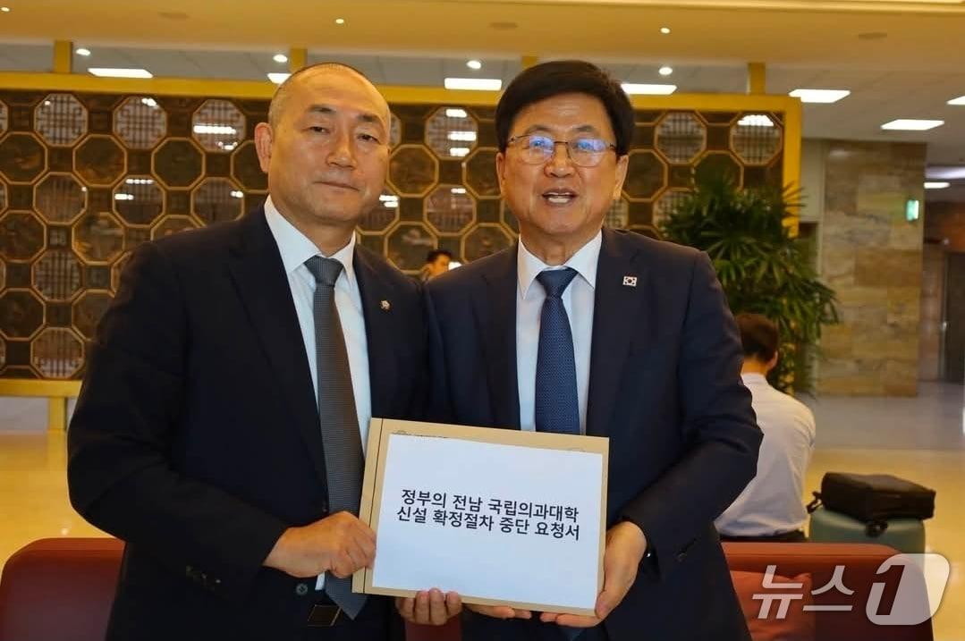 본문 이미지 - 김원이 더불어민주당 의원이 8일 최교진 교육부 장관에게 '전남권 국립의대 신설 확정 절차 중단 요청서'를 전달하고 있다.(사진=김원이 의원실 제공. 재판매 및 DB 금지)