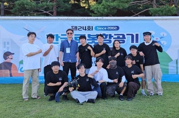 본문 이미지 - 24회 한국로봇항공기 경연대회 중급부문 1위를 차지한 충북대 학생들.(충북대 제공. 재판매 및 DB금지)