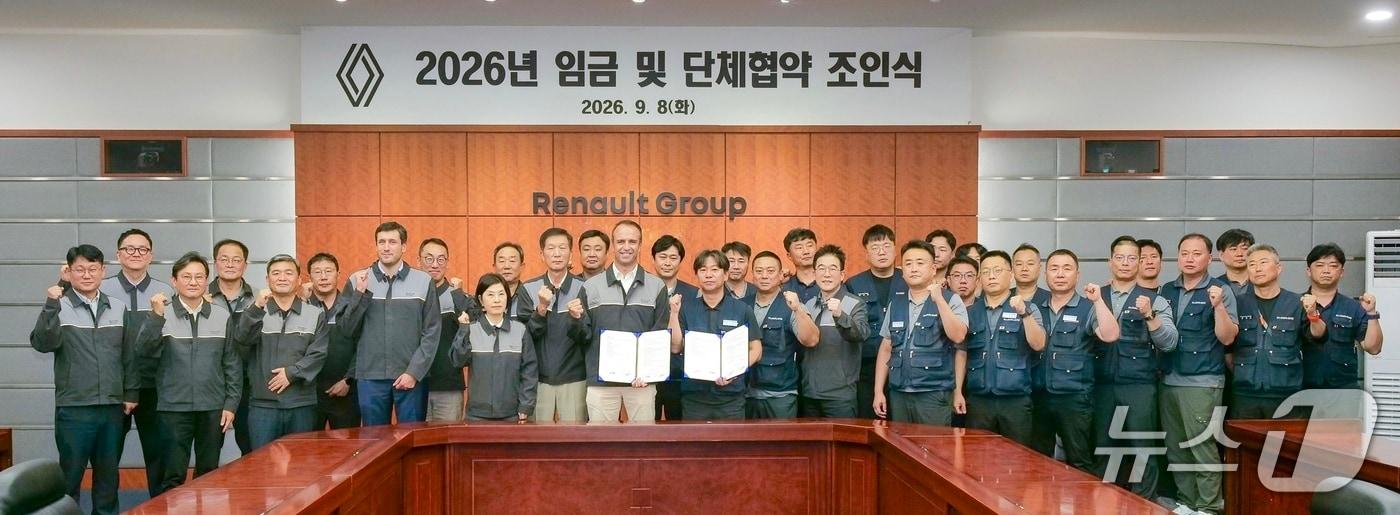 본문 이미지 - 8일 르노코리아 부산공장에서 르노코리아 니콜라 파리 사장을 비롯한 임직원들이 2026년 임금 및 단체협약 조인식을 마친 후 기념사진을 촬영하고 있다.(르노코리아 제공)
