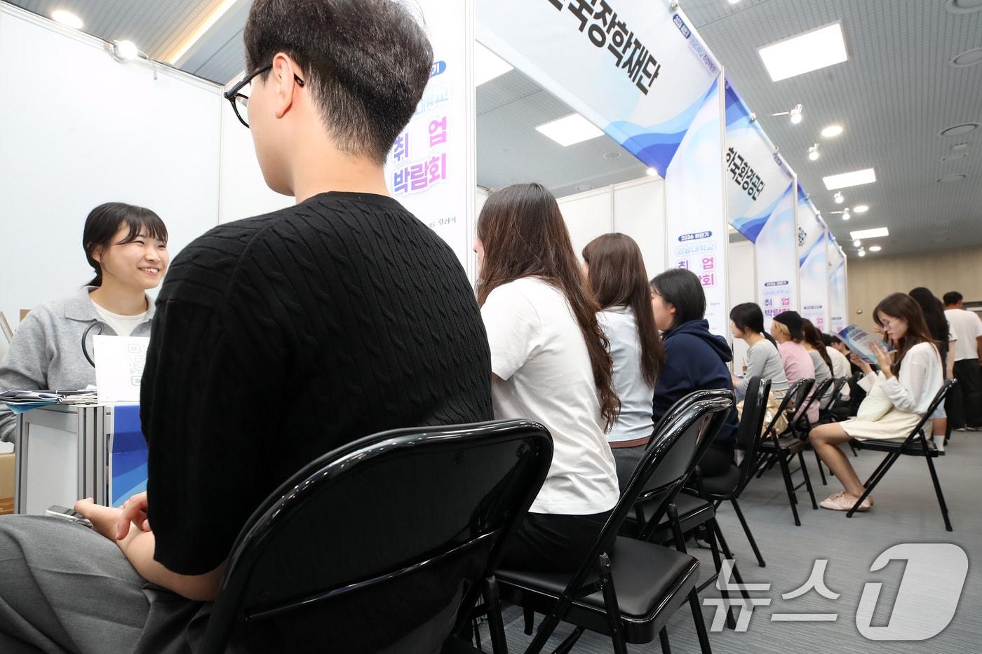 본문 이미지 - 8일 경북의 한 대학에서 진행된 '2026 하반기 취업박람회'(사진은 기사 내용과 무관함) / ⓒ 뉴스1 공정식 기자