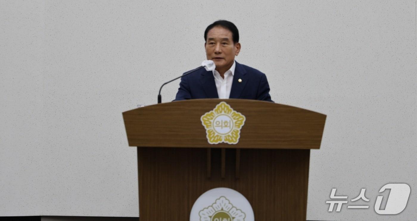 본문 이미지 - 김덕주 당진시의회 의원이 대표발의한 ‘어버이날 법정 공휴일 지정 촉구 건의안’의 취지를 설명하고 있는 모습(시의회 제공. 재판매 및 DB금지)