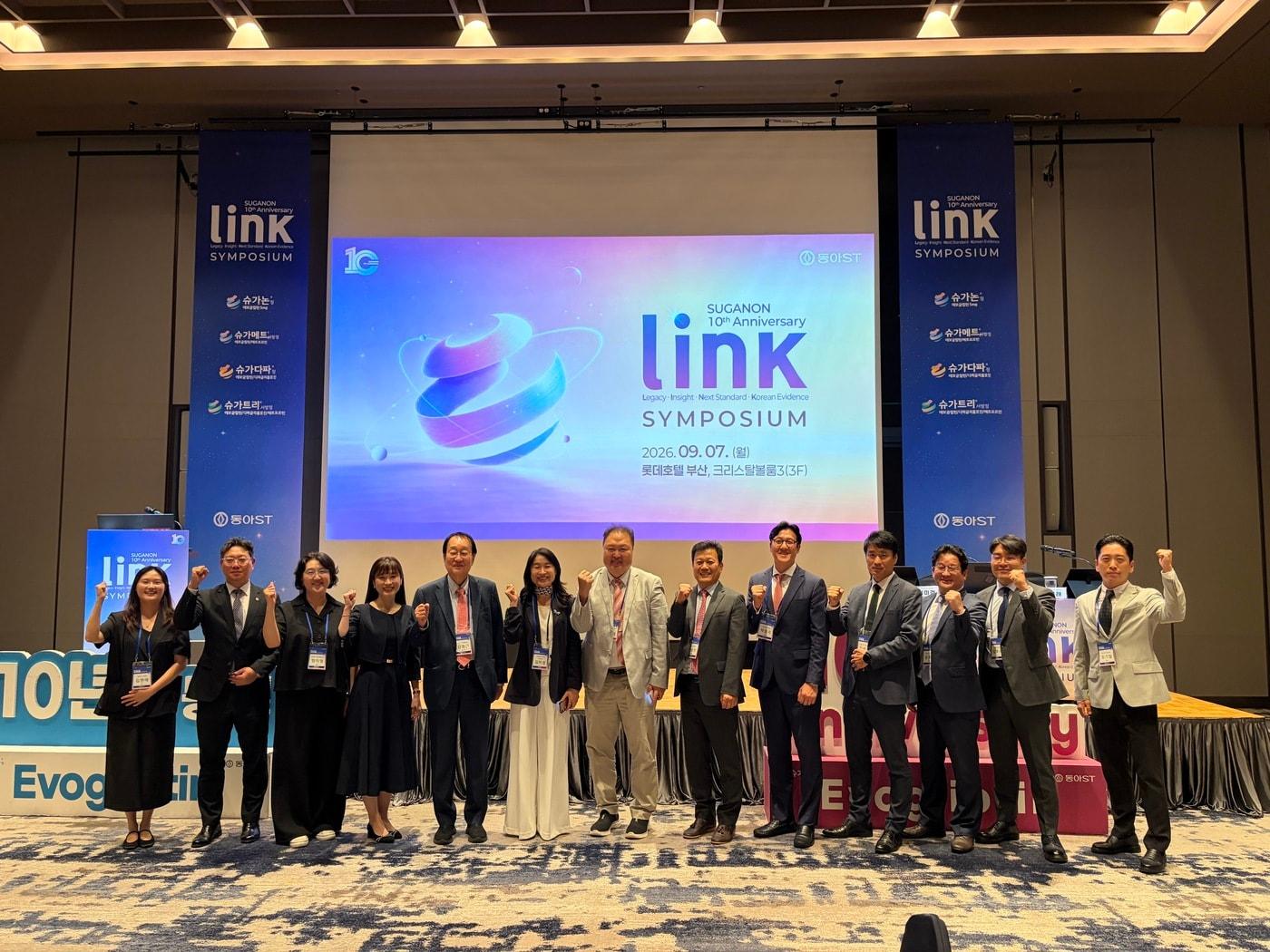 본문 이미지 - 부산에서 개최된 '슈가논 10th LINK Symposium'에서 (왼쪽에서 세 번째 부터) 동아에스티 방미영 상무, 부산의대 전윤경 교수, 동아에스티 김영설 부사장, 인제의대 김미경 교수, 가톨릭의대 김성래 교수 등 관계자들이 기념 사진을 촬영하고 있다. (동아제약 제공)