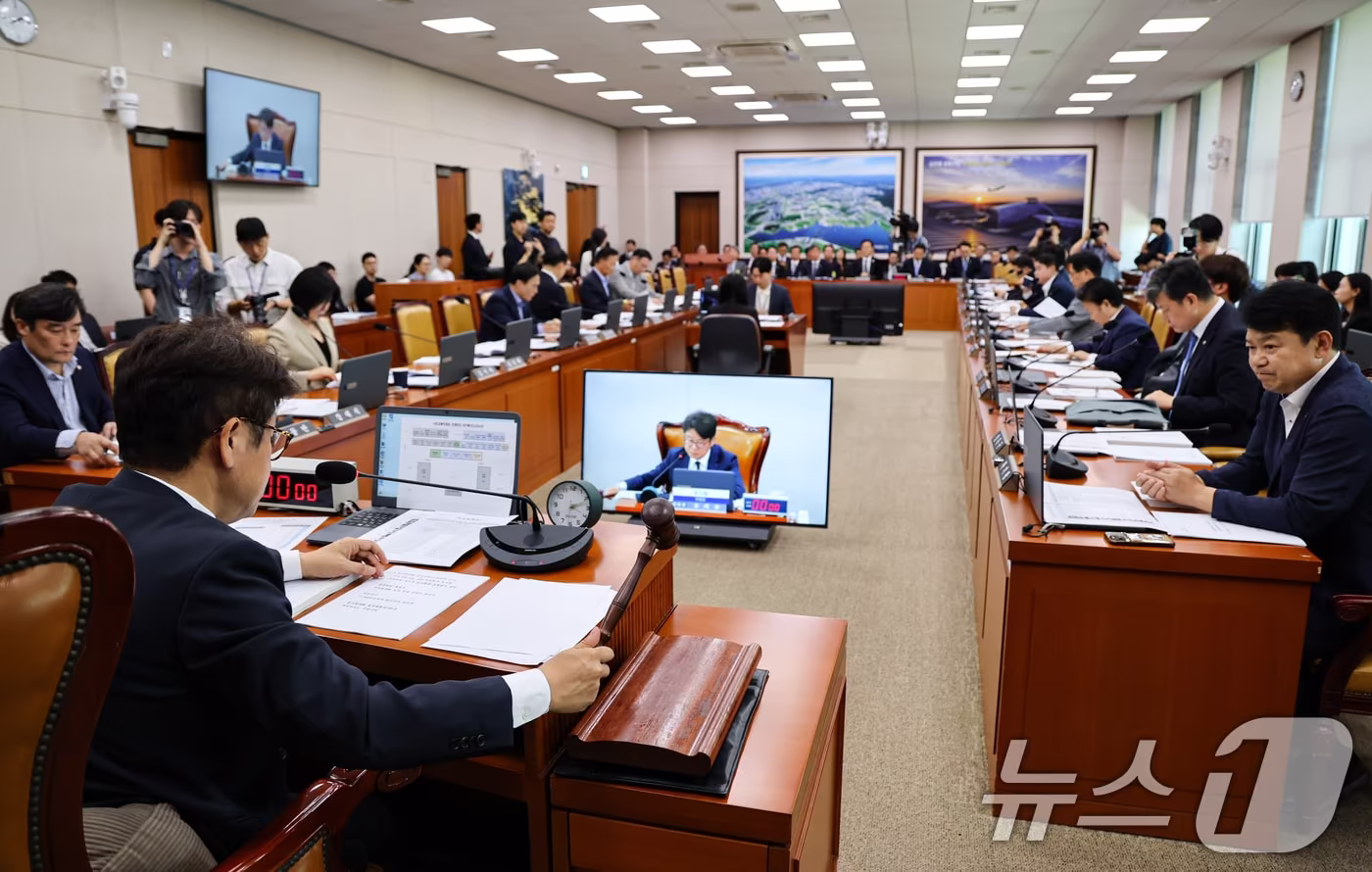 본문 이미지 - 유의동 국회 국토교통위원회 위원장이 서울 여의도 국회에서 열린 국토교통위원회 전체회의를 주재하고 있다. ⓒ 뉴스1 김도우 기자
