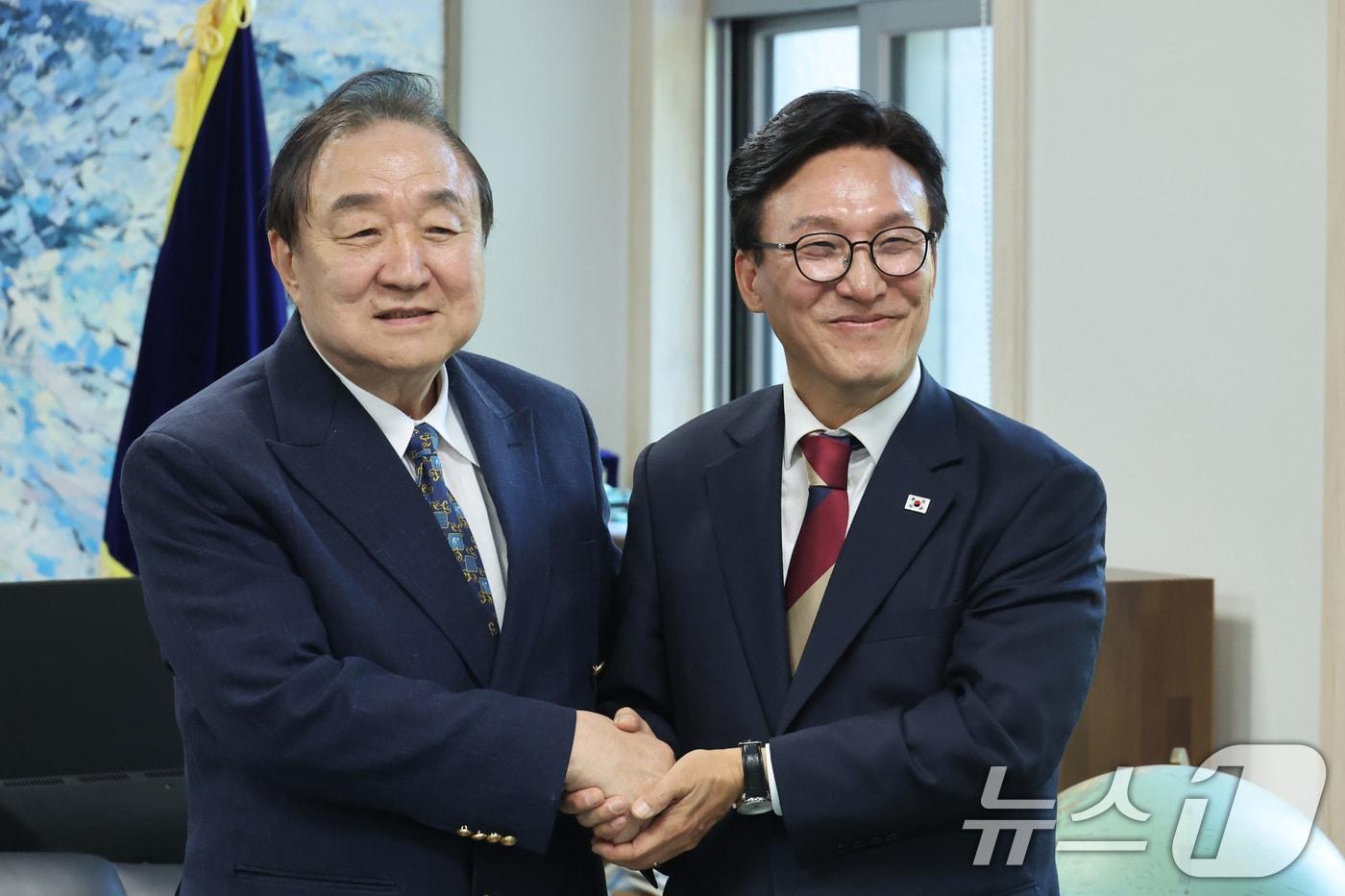 본문 이미지 - 김민석 더불어민주당 대표가 8일 서울 여의도 국회 헌정회에서 정대철 헌정회장을 예방하며 악수하고 있다. 2026.9.8 ⓒ 뉴스1 신웅수 기자
