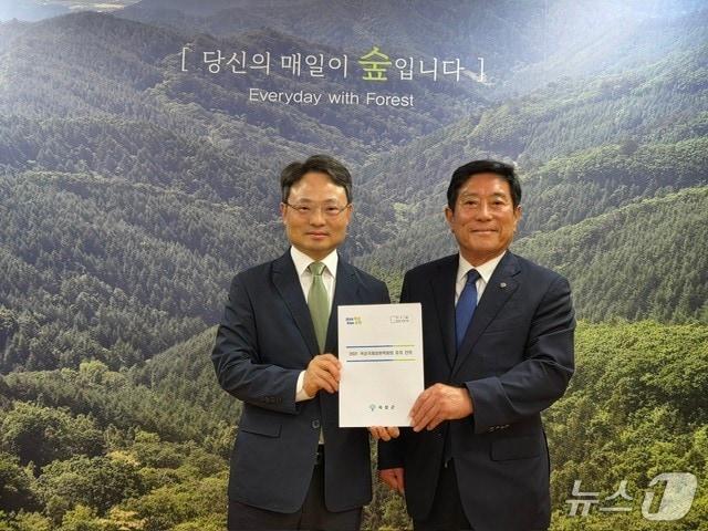 본문 이미지 - 조상래 전남광주통합특별시 곡성군수(우측)와 박은식 산림청장이 '2031년 곡성 국제정원박람회' 유치를 위한 협력 방안을 논의했다.(곡성군 제공) 