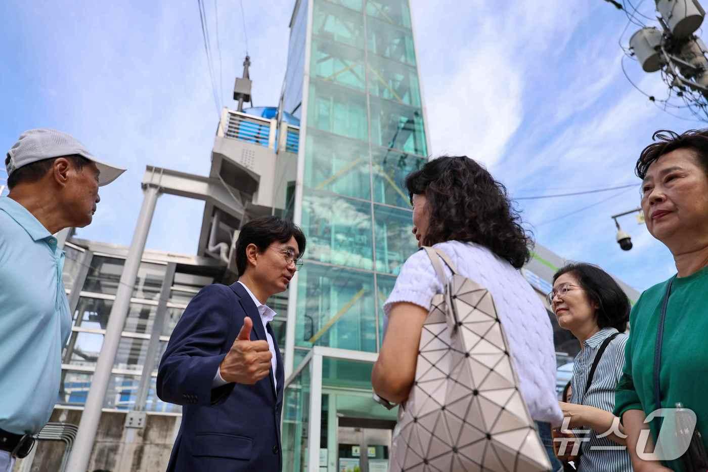 본문 이미지 - 지난 8월 11일 서준오 노원구청장이 상계1동 상일보도육교를 방문해 주민들과 대화하고 있다