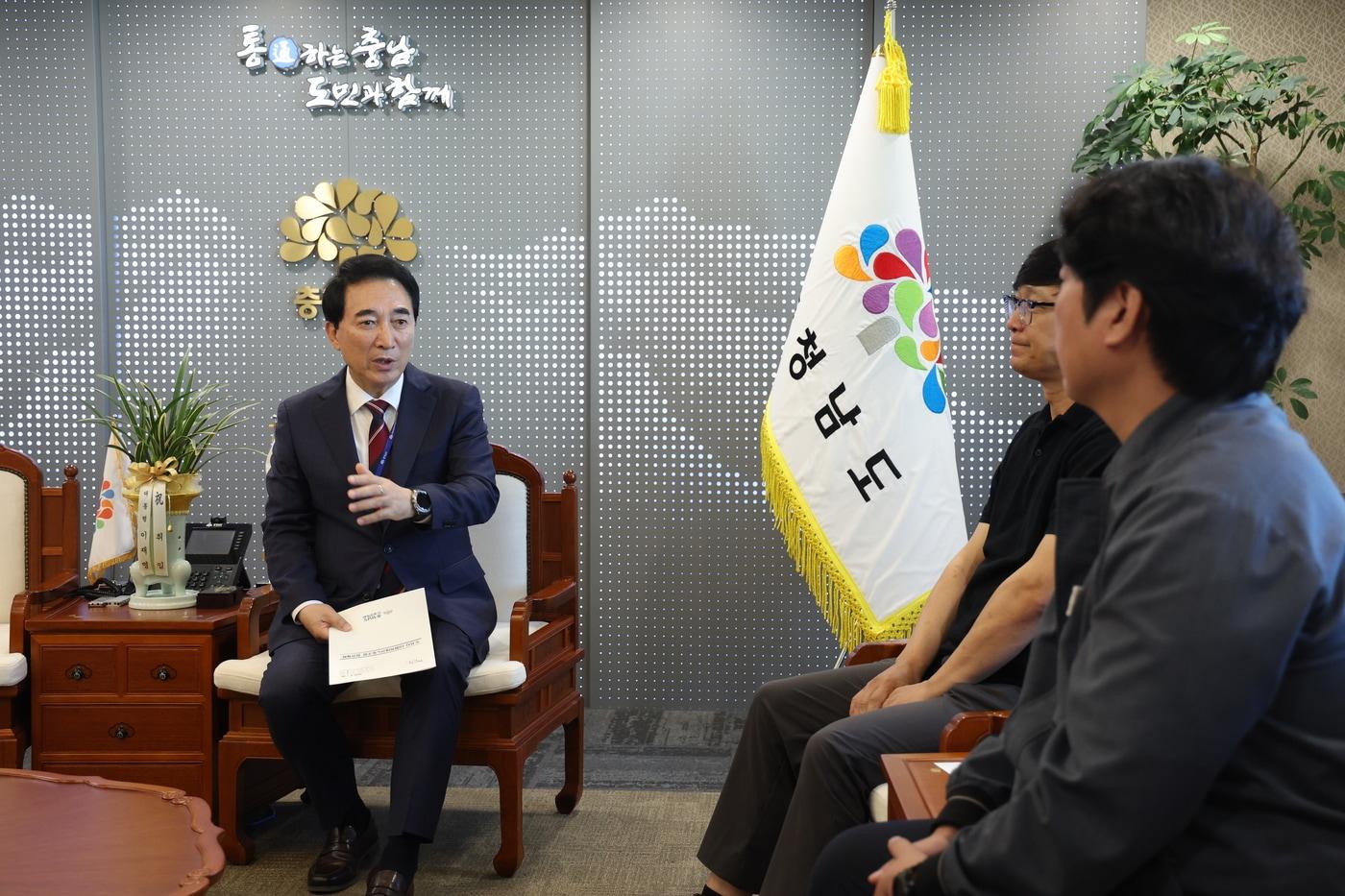 본문 이미지 - 박수현 충남지사(왼쪽)가 김경수 LG화학 대산노동조합 위원장 등과 접견하고 있다.(도 제공. 재판매 및 DB금지)/뉴스1