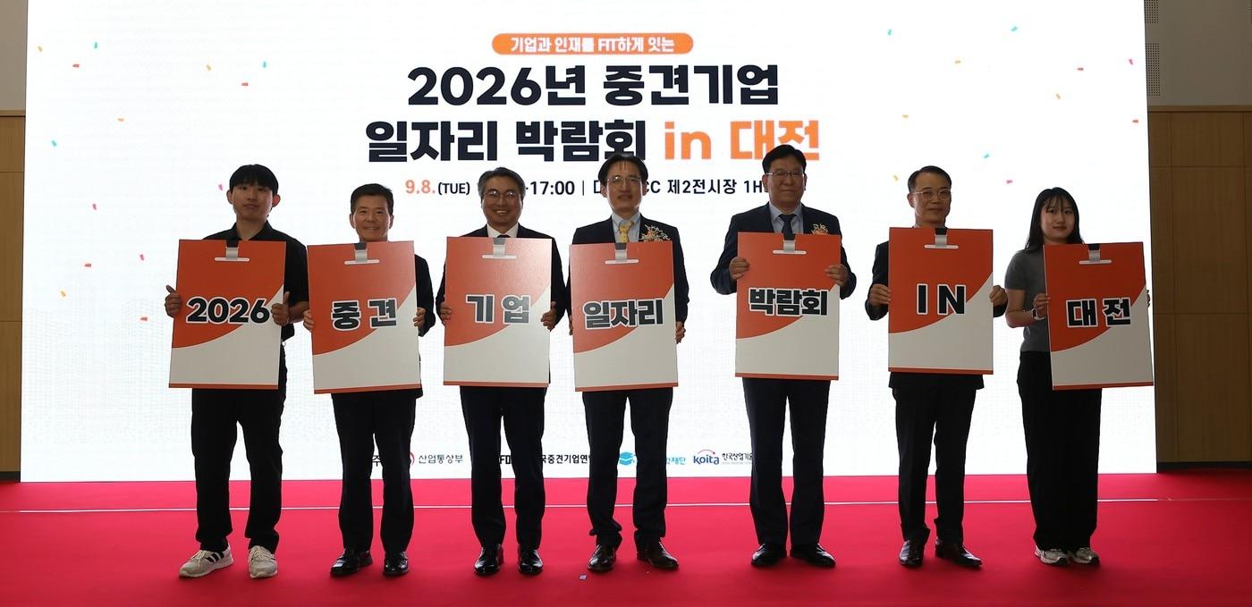 본문 이미지 - 왼쪽부터 청년대표(익명), 고영종 한국장학재단 상임이사, 김현철 한국중견기업연합회 상근부회장, 이규봉 산업부 중견기업정책관, 조우균 고용노동부 청년채용기반과장, 장무훈 한국산업기술진흥협회 상임이사, 청년대표가 기념사진을 찍고 있다.