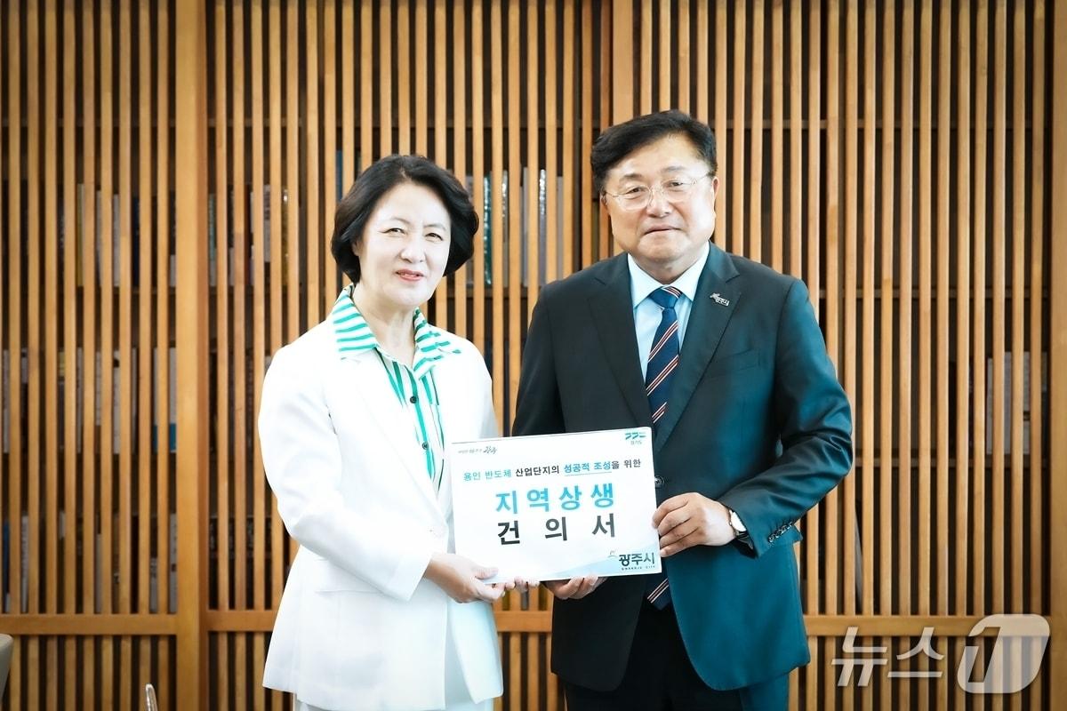 본문 이미지 - 박관열 시장(오른쪽)이 추미애 경기지사에게 '용인 반도체 산단 상생방안'이 담긴 건의서를 전달하고 있는 모습.(광주시 제공. 재판매 및 DB 금지)