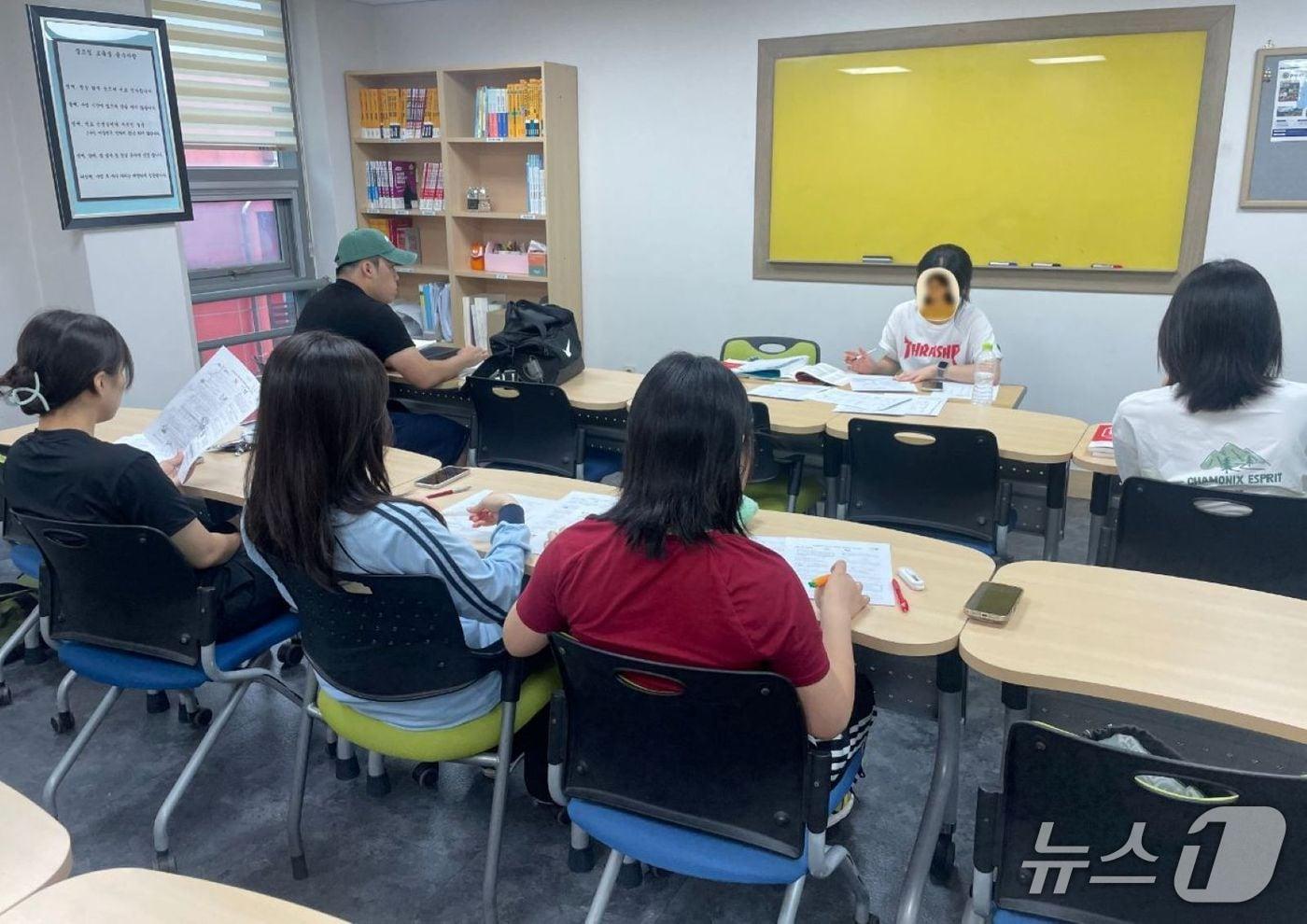 본문 이미지 - 양주시학교밖청소년지원센터에서 학생들이 공부하는 모습. (양주시 제공. 재판매 및 DB 금지)
