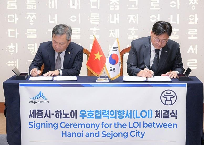 본문 이미지 - 우호협력의향서에 서명하는 조상호 세종시장(오른쪽)과 부 다이 탕 하노이 인민위원장. (세종시 제공 재판매 및 DB 금지)