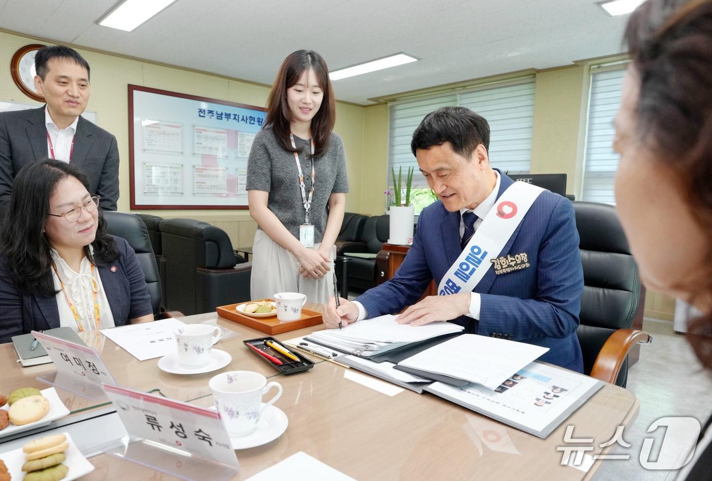 본문 이미지 - 8일 김희수 전북도의장이 국민건강보험공단 전주남부지사에서 일일 명예 지사장으로 위촉돼 결제를 하고 있다.(의회제공, 재판매 및 DB금지)2026.9.8/뉴스1