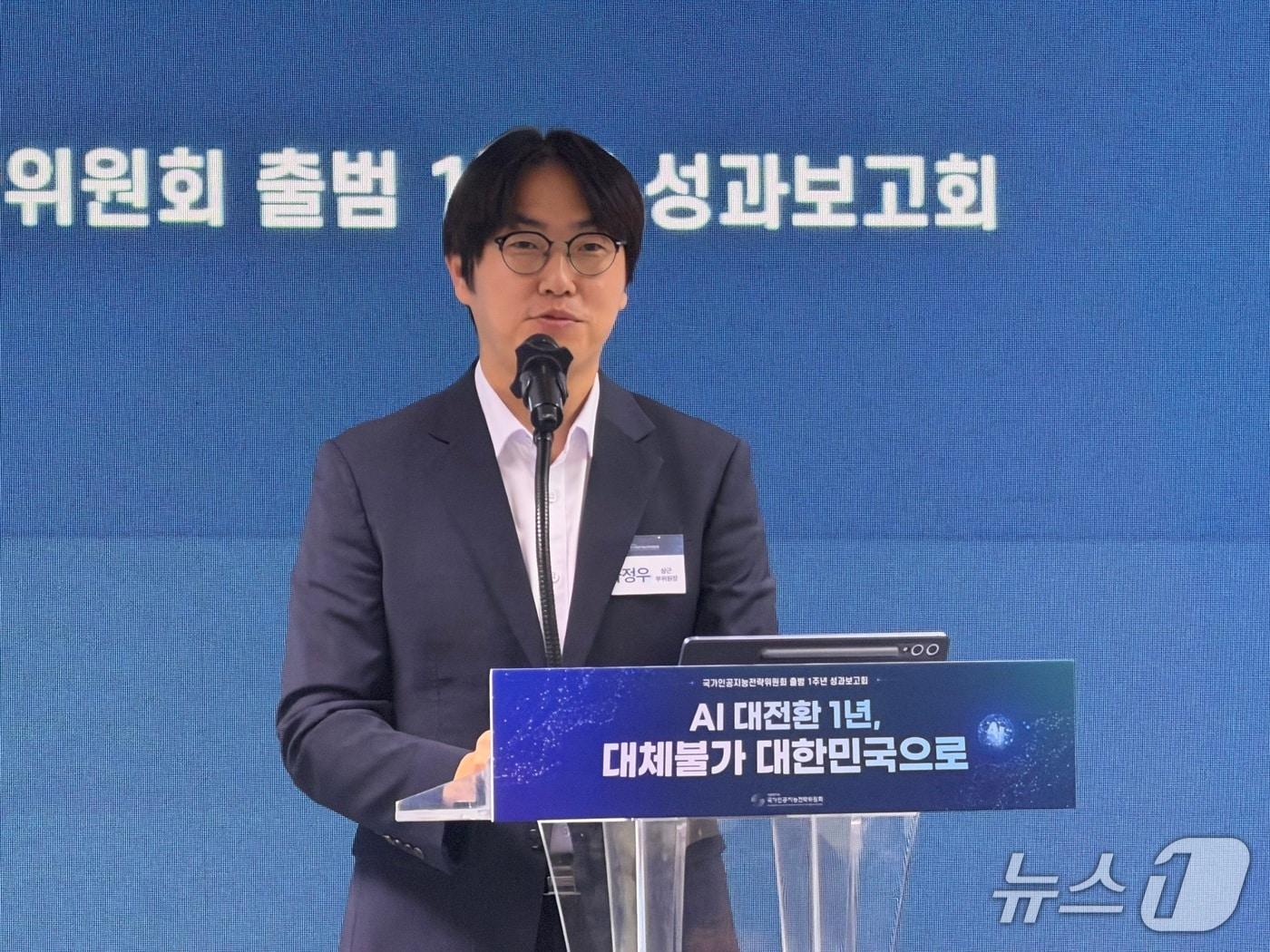 본문 이미지 - 하정우 국가인공지능(AI)전략위원회 부위원장이 8일 서울스퀘어에서 열린 국가AI전략위 출범 1주년 성과보고회에서 인사말을 하고 있다. ⓒ 뉴스1 이기범 기자
