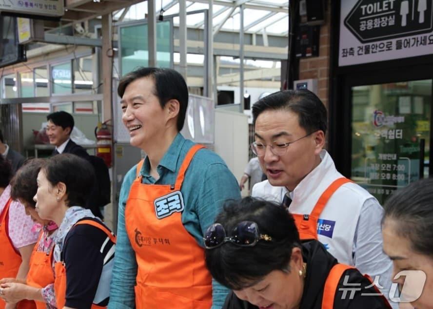본문 이미지 - 신장식 조국혁신당 대표(오른쪽)와 조국 혁신정책연구원장이 8일 경기 평택시 통복시장을 찾아 반찬봉사를 진행하고 있다. /뉴스1