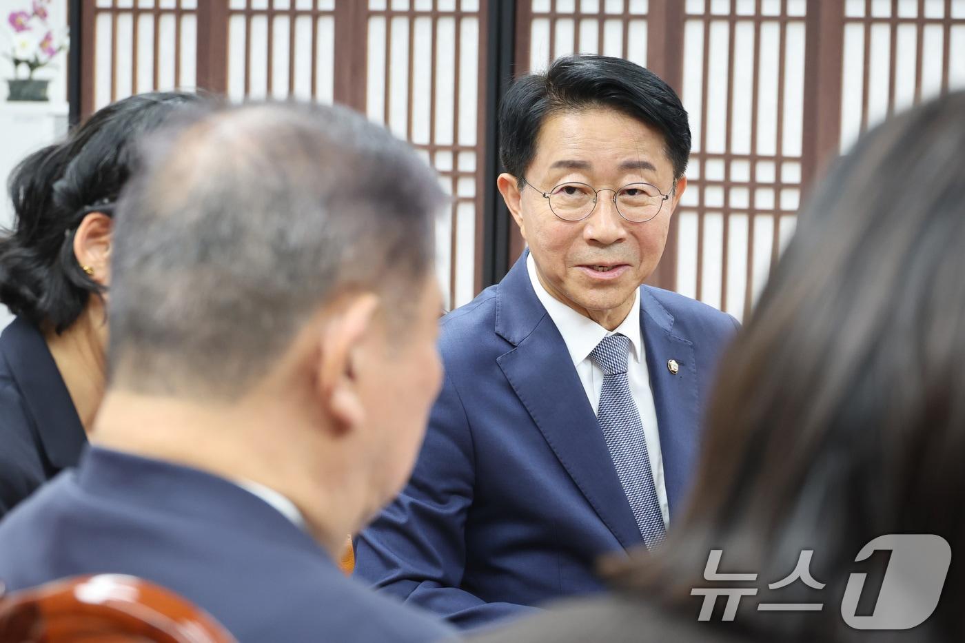 본문 이미지 - 조정식 국회의장이 8일 서울 여의도 국회에서 이시바 시게루 전 일본 총리를 접견하고 있다. 2026.9.8 ⓒ 뉴스1 신웅수 기자