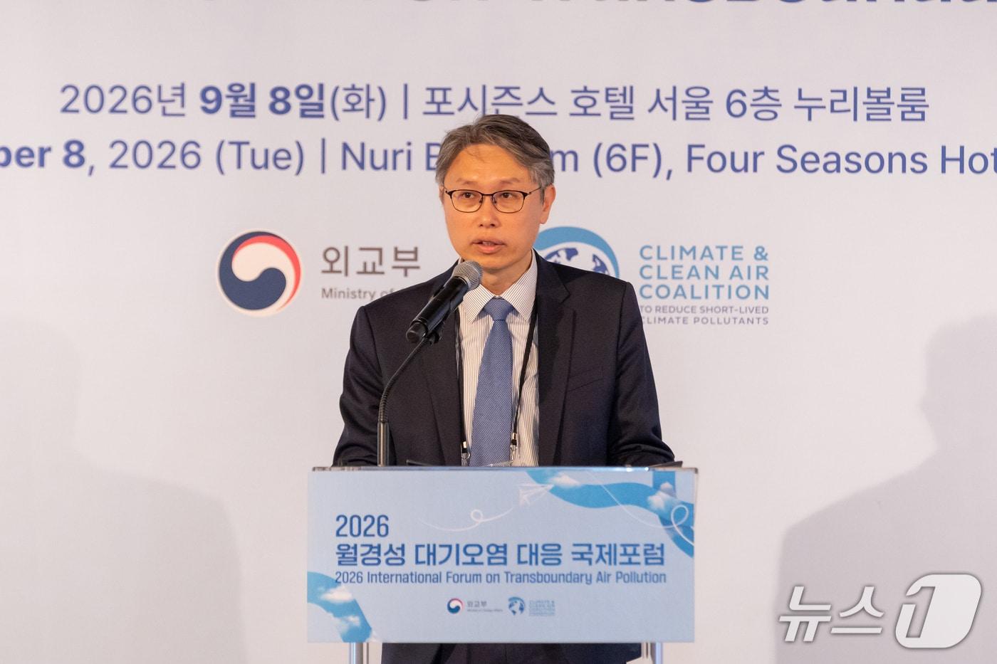 본문 이미지 - 8일 오전 외교부와 유엔환경계획(UNEP) 기후·청정대기 연합(CCAC)이 공동으로 개최한 '월경성 대기오염 대응 국제포럼'에서 견종호 기후변화대사가 개회사를 하는 모습(외교부 제공)