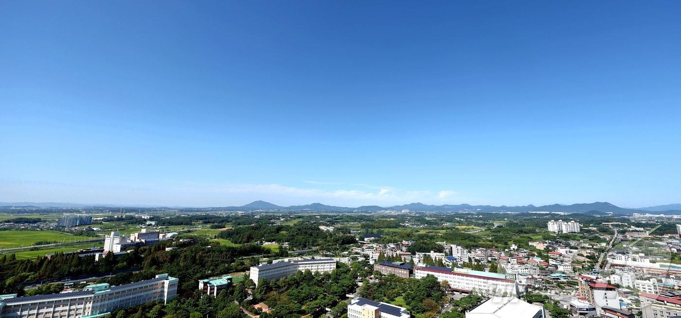 본문 이미지 - 8일 전북 완주군 우석대학교 전망대에서 바라본 도심 위로 맑은 하늘이 펼쳐져 있다. 2026.9.8 ⓒ 뉴스1 유경석 기자