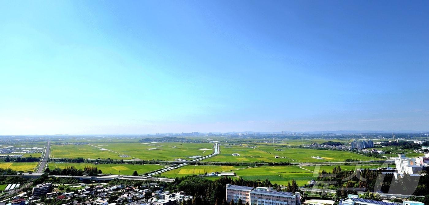본문 이미지 - 8일 전북 완주군 우석대학교 전망대에서 바라본 도심 위로 맑은 하늘이 펼쳐져 있다. 2026.9.8 ⓒ 뉴스1 유경석 기자