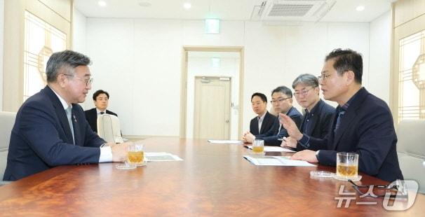 본문 이미지 - 조지훈 전주시장이 8일 오후 윤호중 행정안전부 장관을 만나 주요사업에 대한 적극적인 예산 협조를 요청했다. 또 특별교부세 지원도 건의했다.(전주시 제공, 재판매 및 DB 금지)/뉴스1