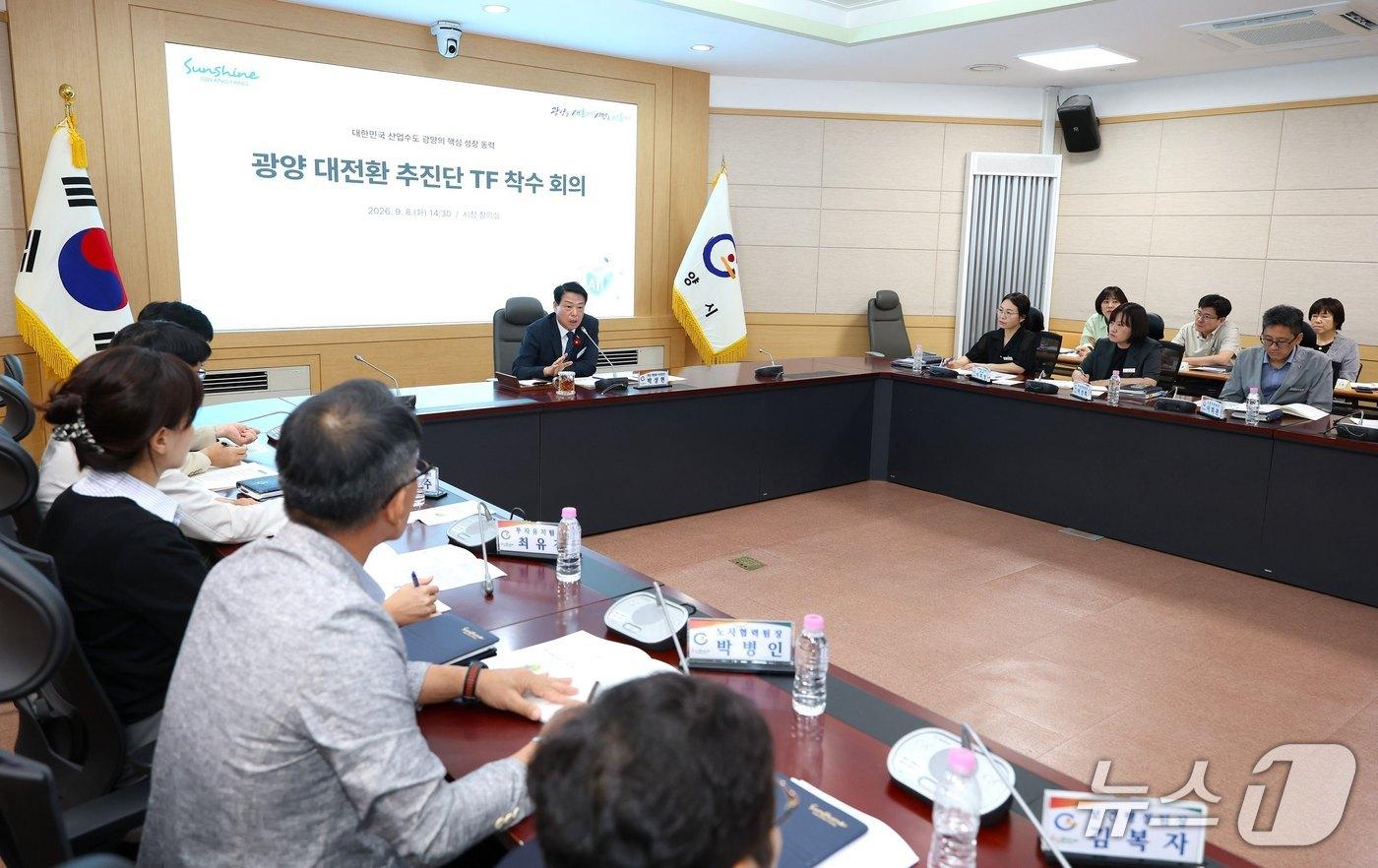 본문 이미지 - 8일 박성현 시장을 단장으로한 광양 대전환 추진단 TF(전담조직)이 국제카페리와 공공부문 기관 유치 등 '6개 대형 핵심과제'를 본격 착수했다(광양시 제공)