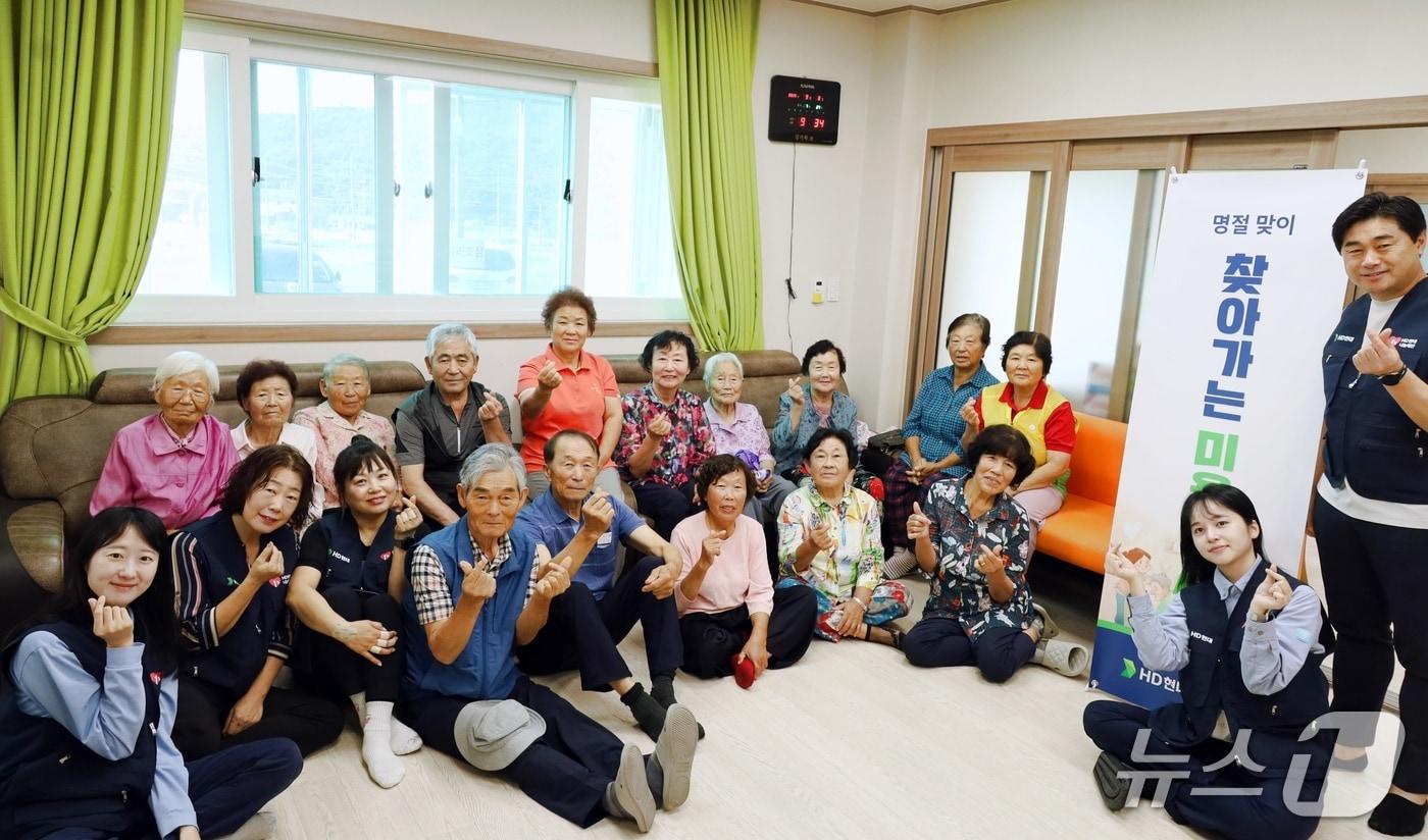 본문 이미지 - HD현대오일뱅크 임직원과 대한미용사회 서산시지부 소속 미용인들이 대산공장 인근 마을 어르신들을 대상으로 미용봉사를 진행한 후 기념촬영을 하고 있다.(오일뱅크 제공. 재판매 및 DB금지)