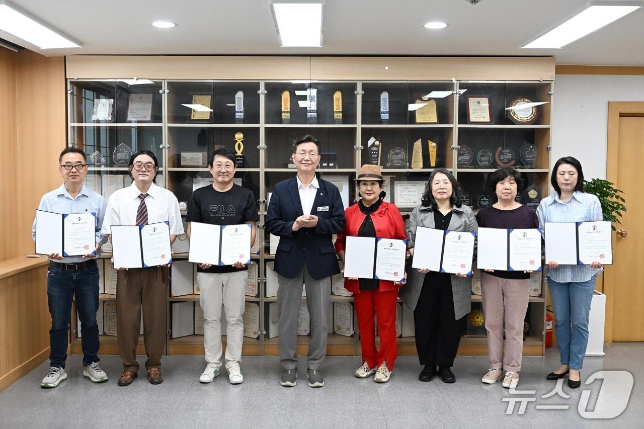 본문 이미지 - 김제선 중구청장이 골목형상점가 신규 지정 상인과 포즈를 취하고 있다.(중구 제공. 재판매 및 DB금지)