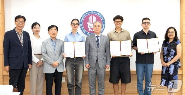 본문 이미지 - 전북대가 8일 베네수엘라 유학생 3명에게 특별장학금을 지급했다.(전북대 제공, 재판매 및 DB 금지)/뉴스1