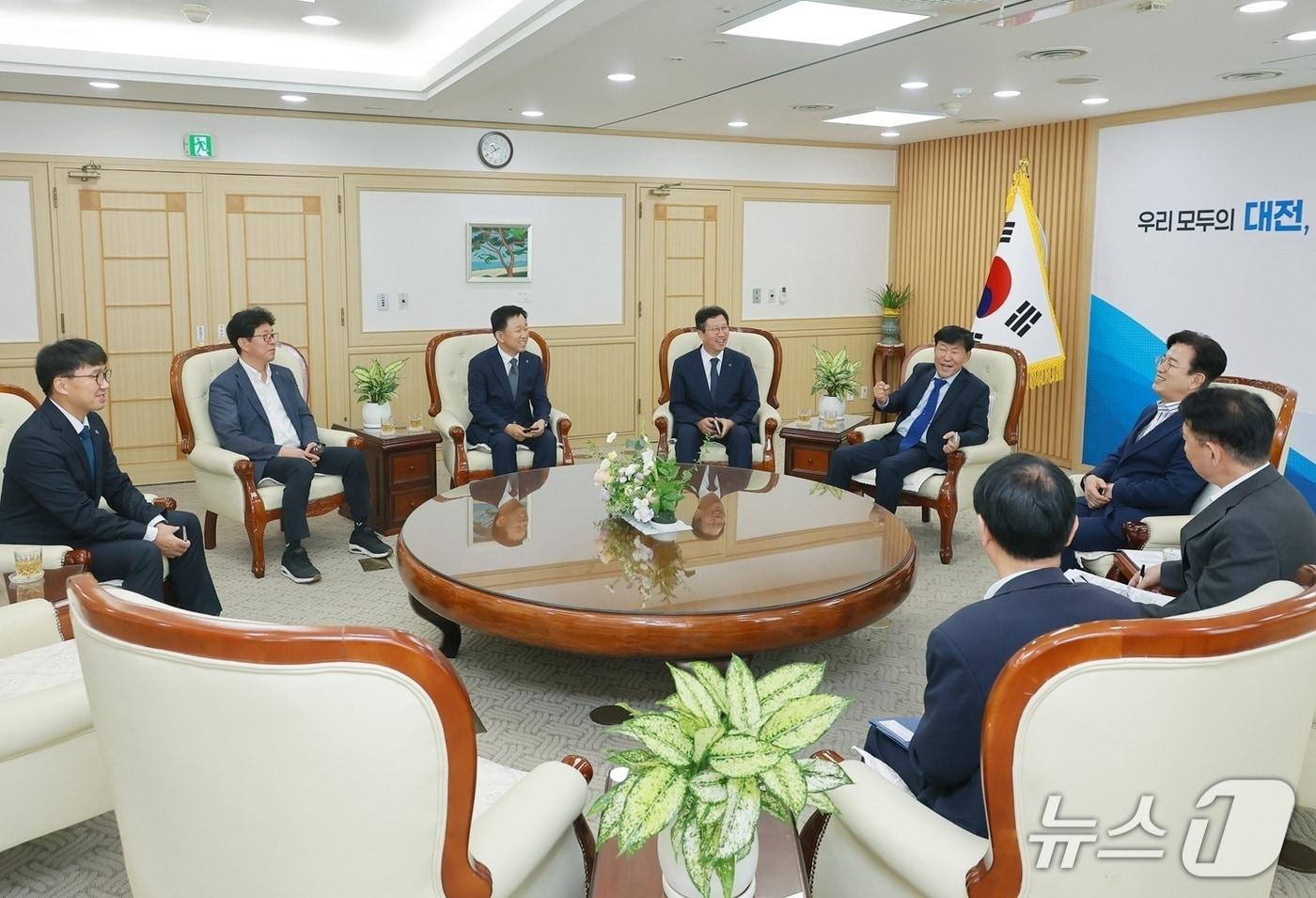 본문 이미지 - 허태정 시장(오른쪽)과 학교법인 한국폴리텍 이사장이 8일 면담을 갖고 대전 이전 방안에 대해 논의했다. (대전시 제공) / 뉴스1